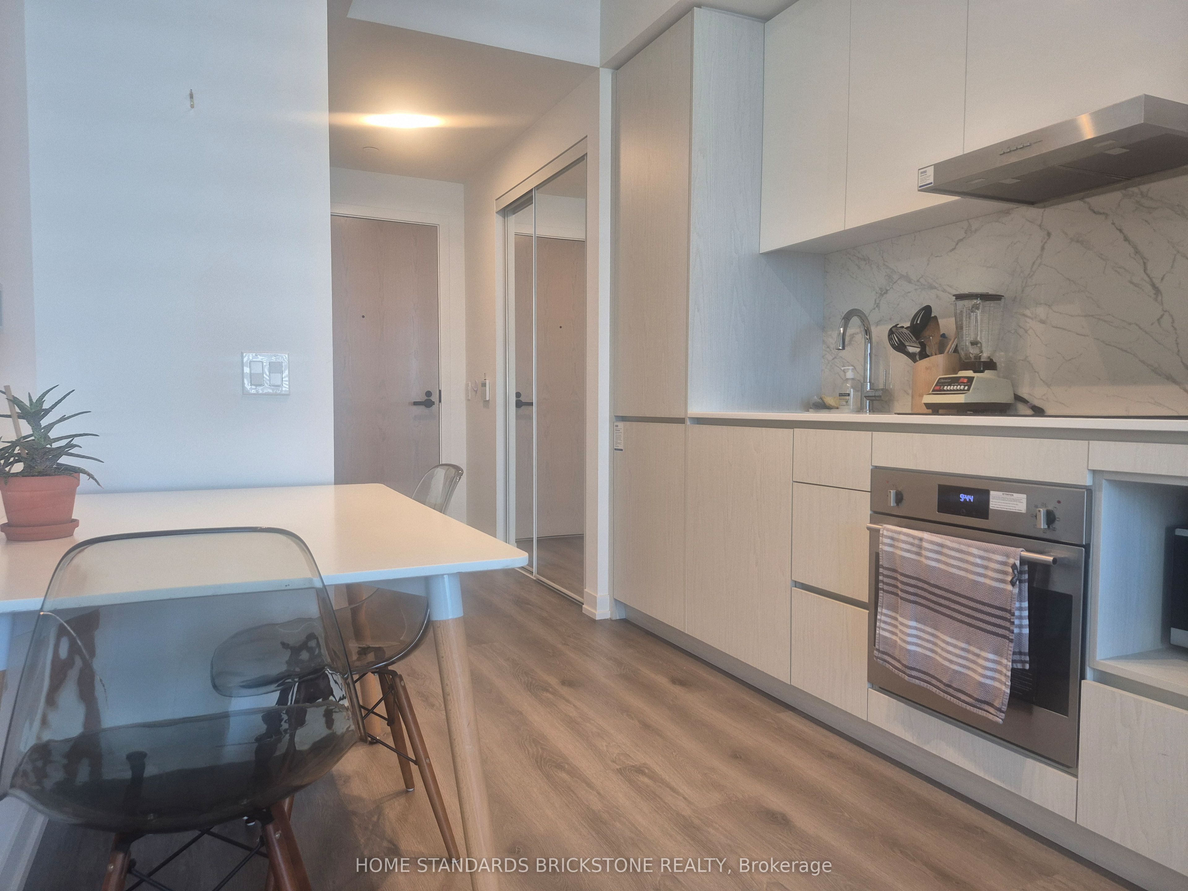 28 Interchage Way W 3716, Vaughan, ON L4K 0P8 photo 2