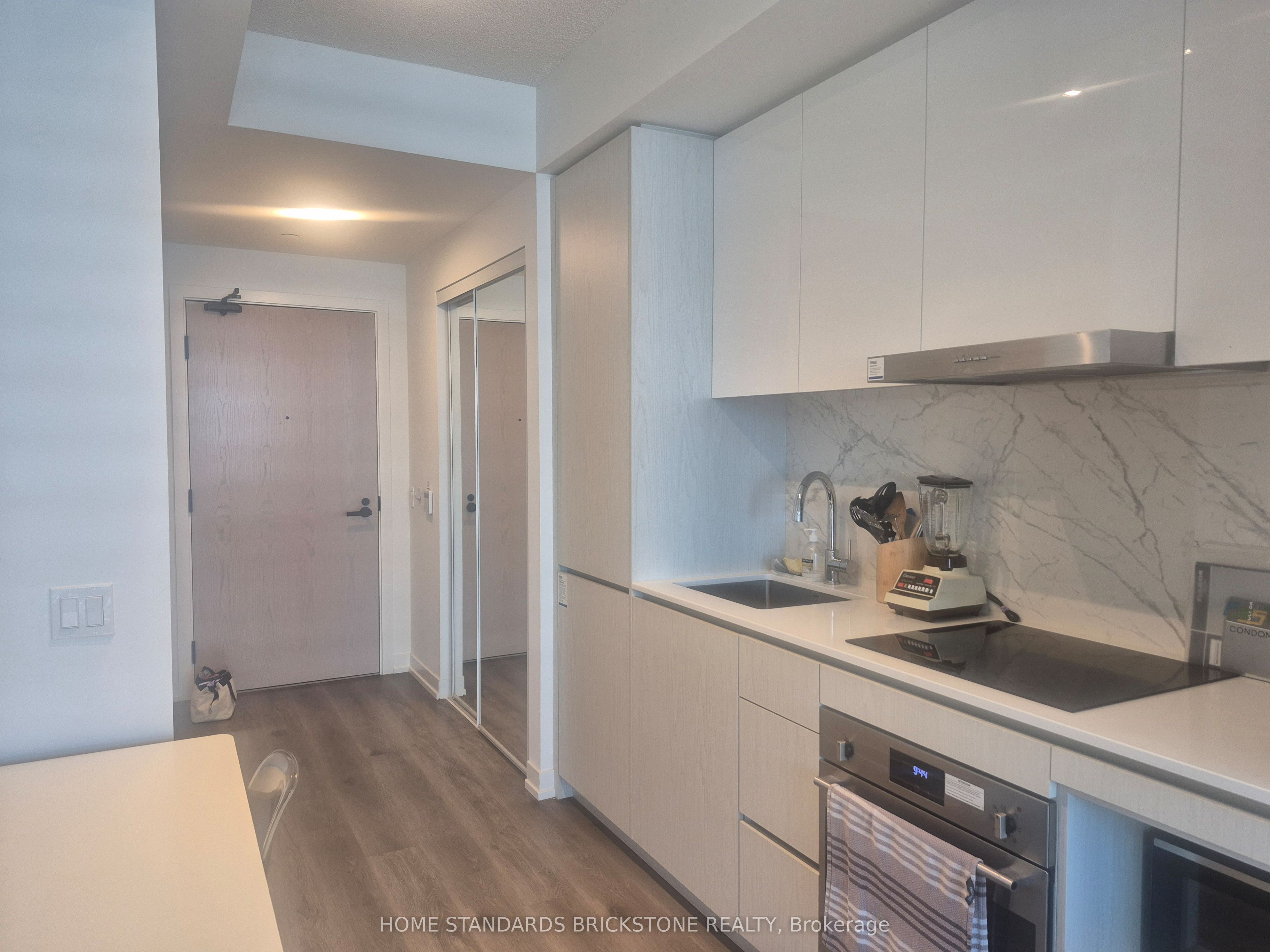 28 Interchage Way W 3716, Vaughan, ON L4K 0P8 photo 3