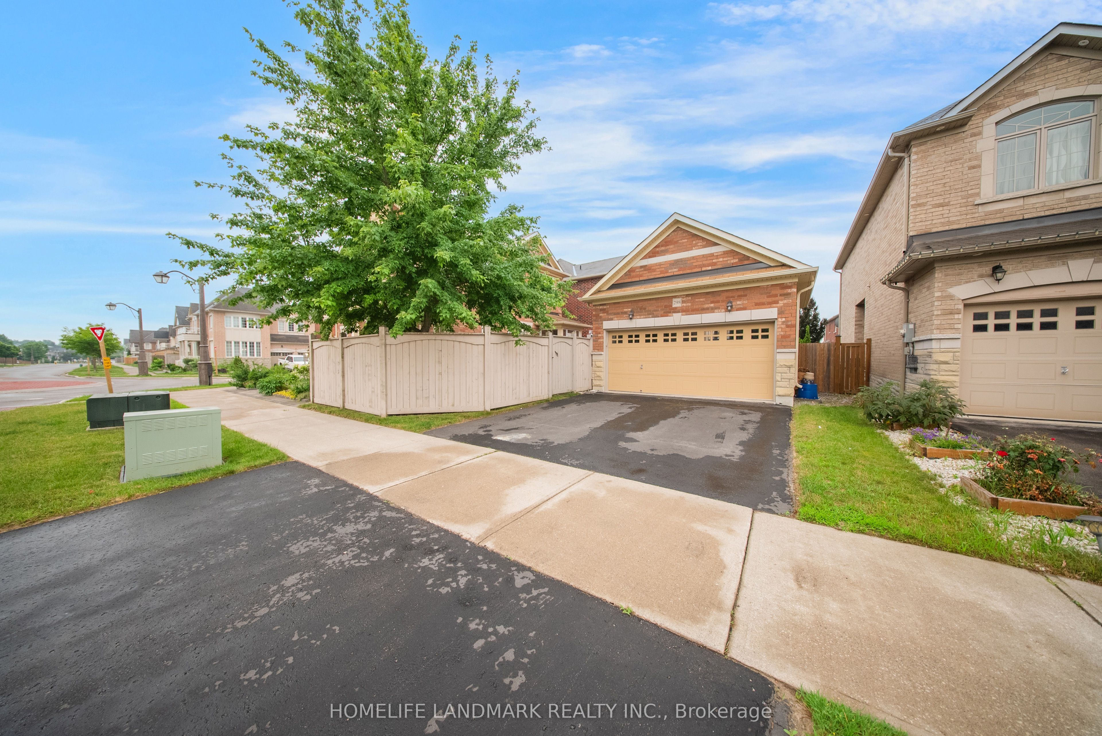 298 West Lawn Crescent, Whitchurch-Stouffville, ON L4A 1X3 photo 2