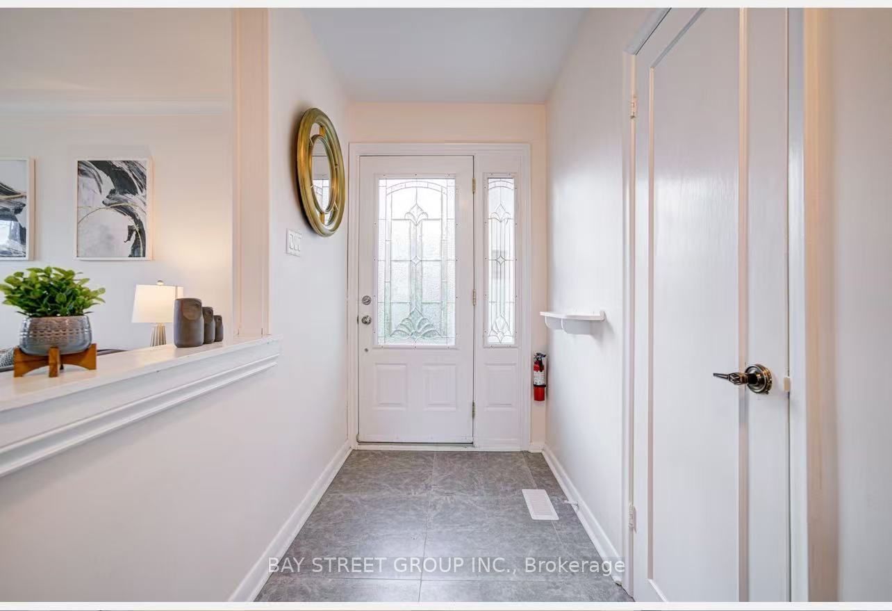 331 Elmwood Avenue, Richmond Hill, ON L4C 1L7 photo 2