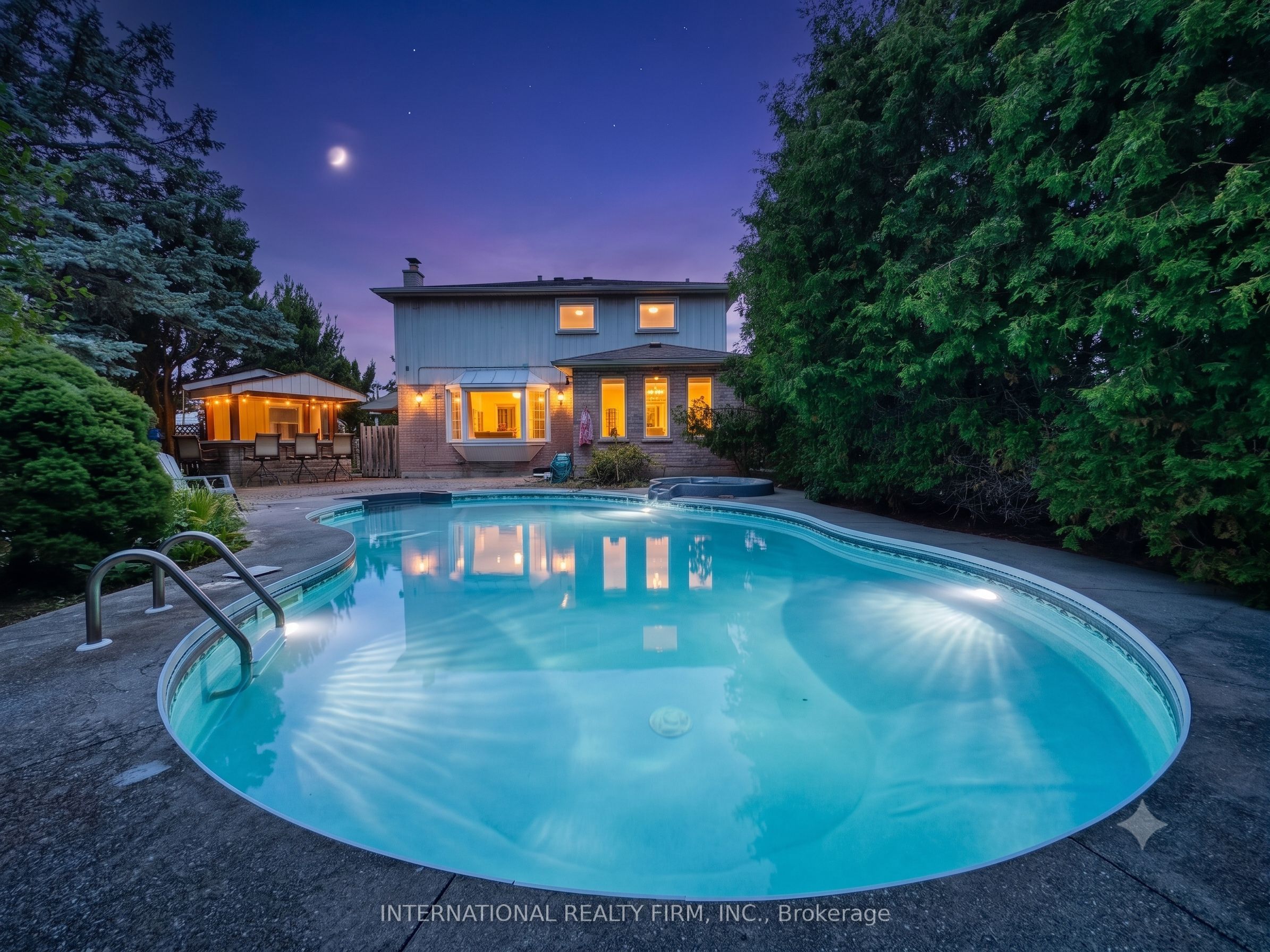 21 Mayvern Crescent, Richmond Hill, ON L4C 5J5 photo 2