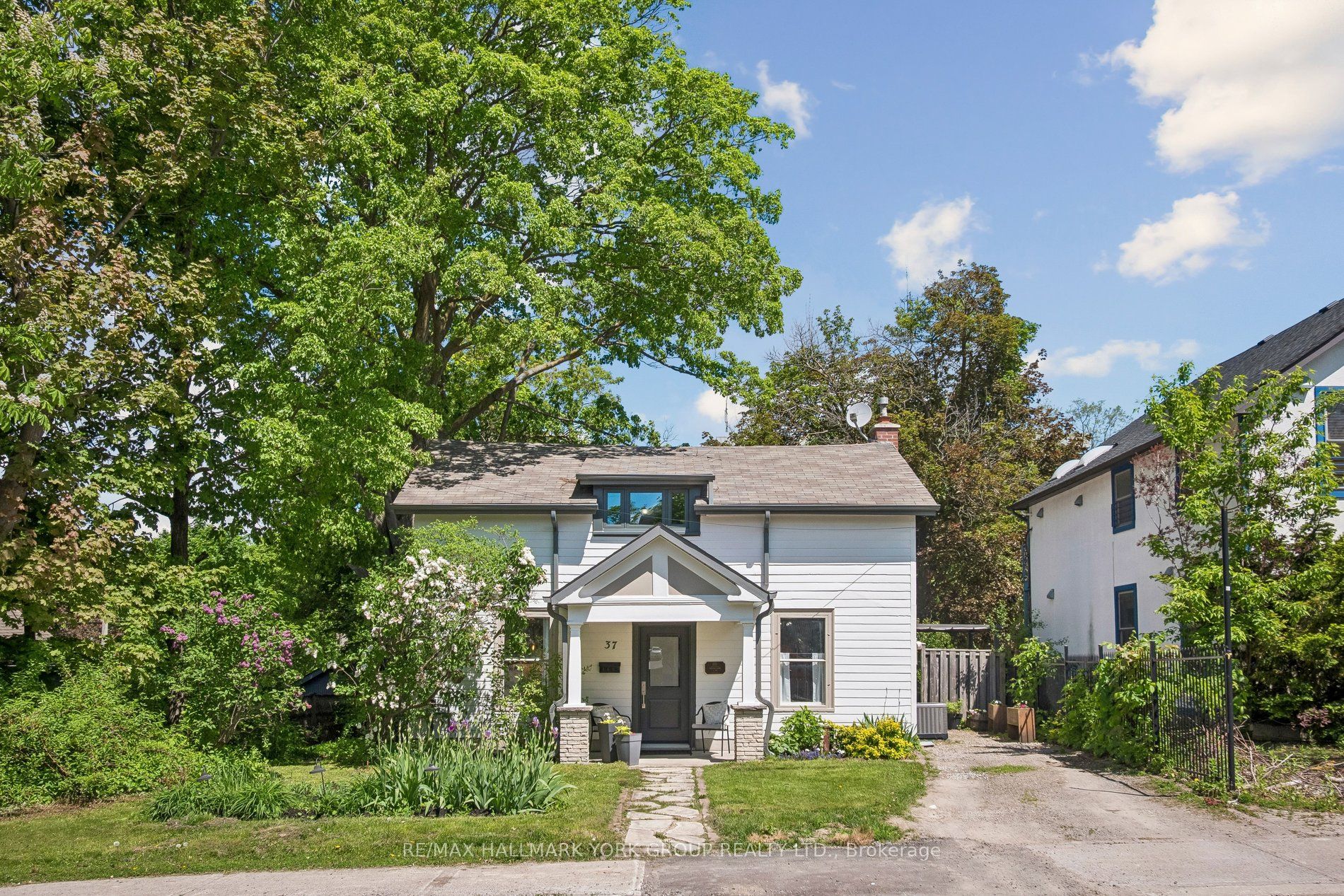 37 Arnold Crescent, Richmond Hill, ON L4C 3R6
