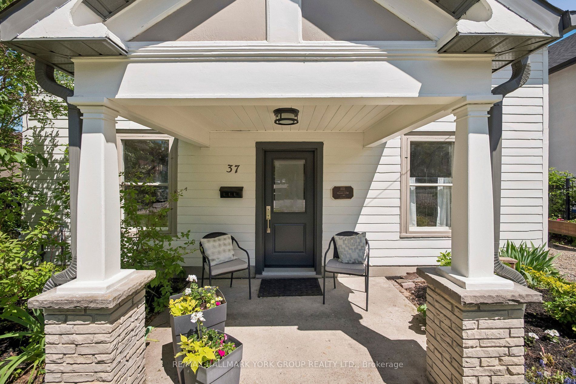 37 Arnold Crescent, Richmond Hill, ON L4C 3R6 photo 2