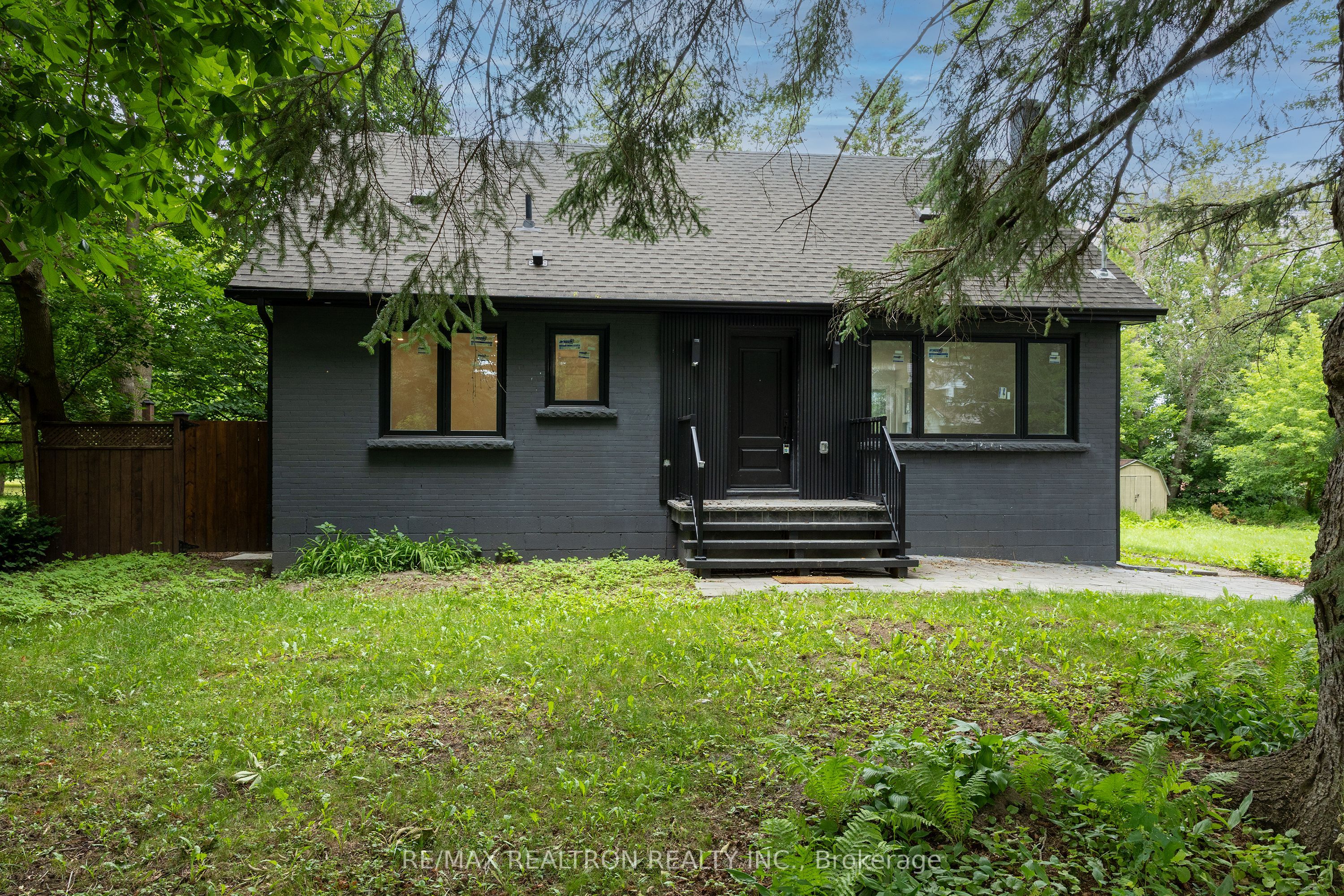 30 Morton Avenue, East Gwillimbury, ON L0G 1V0