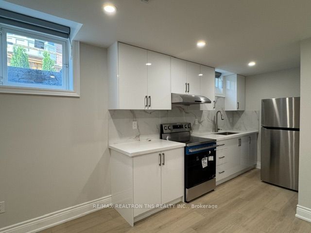 32 Love Court Basement, Richmond Hill, ON L4B 0G2 photo 4