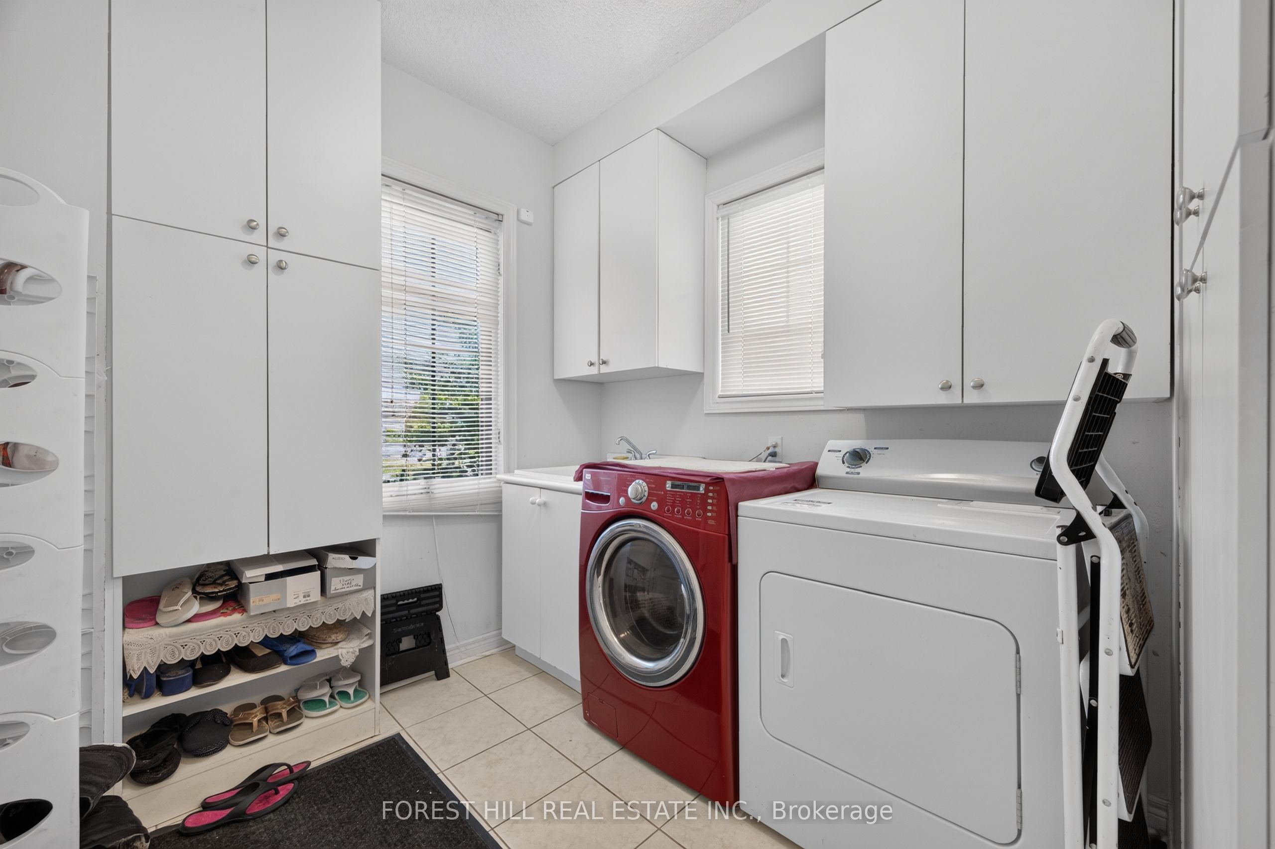 2 Ludford Drive, Richmond Hill, ON L4B 4H6 photo 3