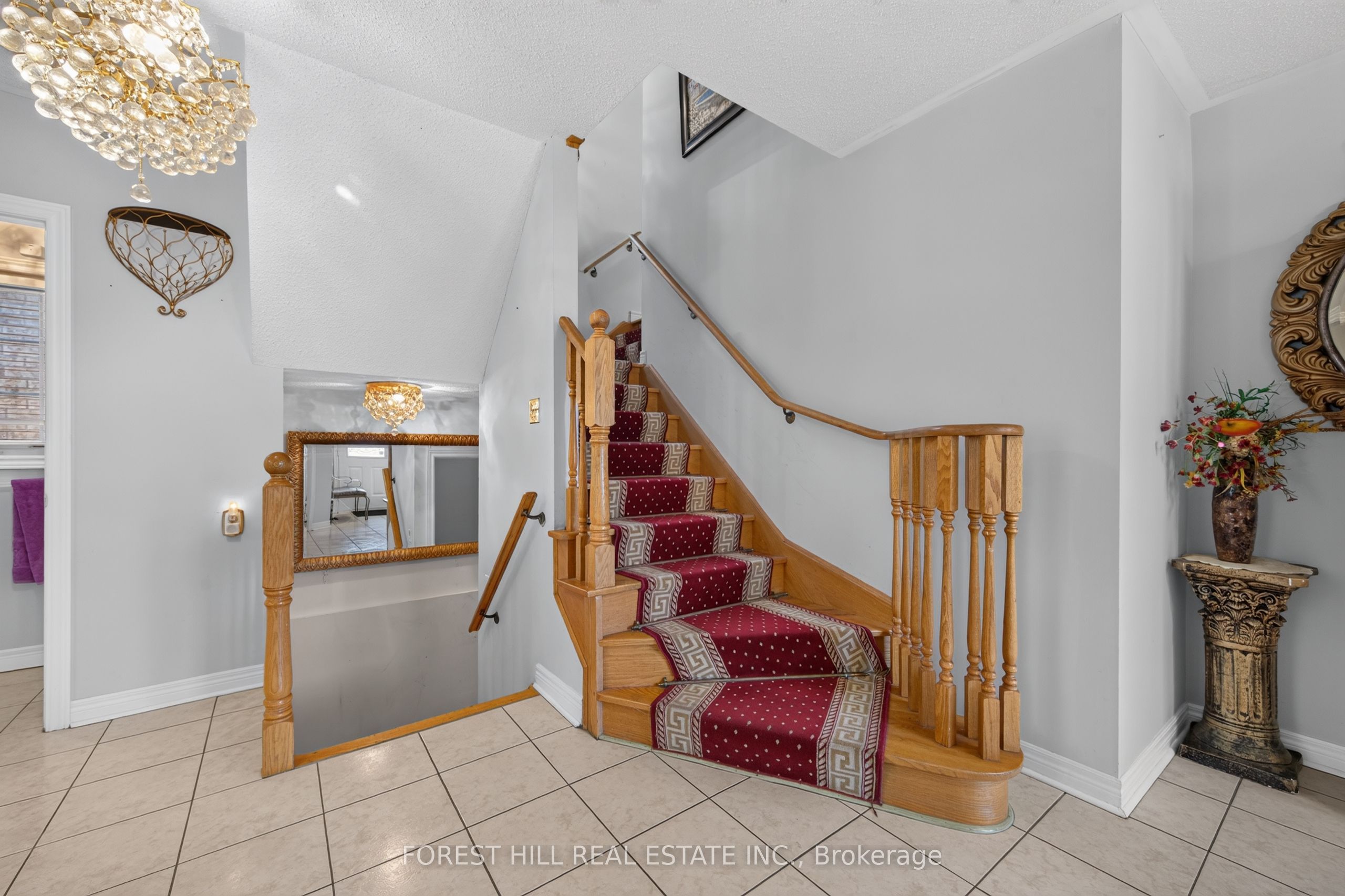 2 Ludford Drive, Richmond Hill, ON L4B 4H6 photo 4
