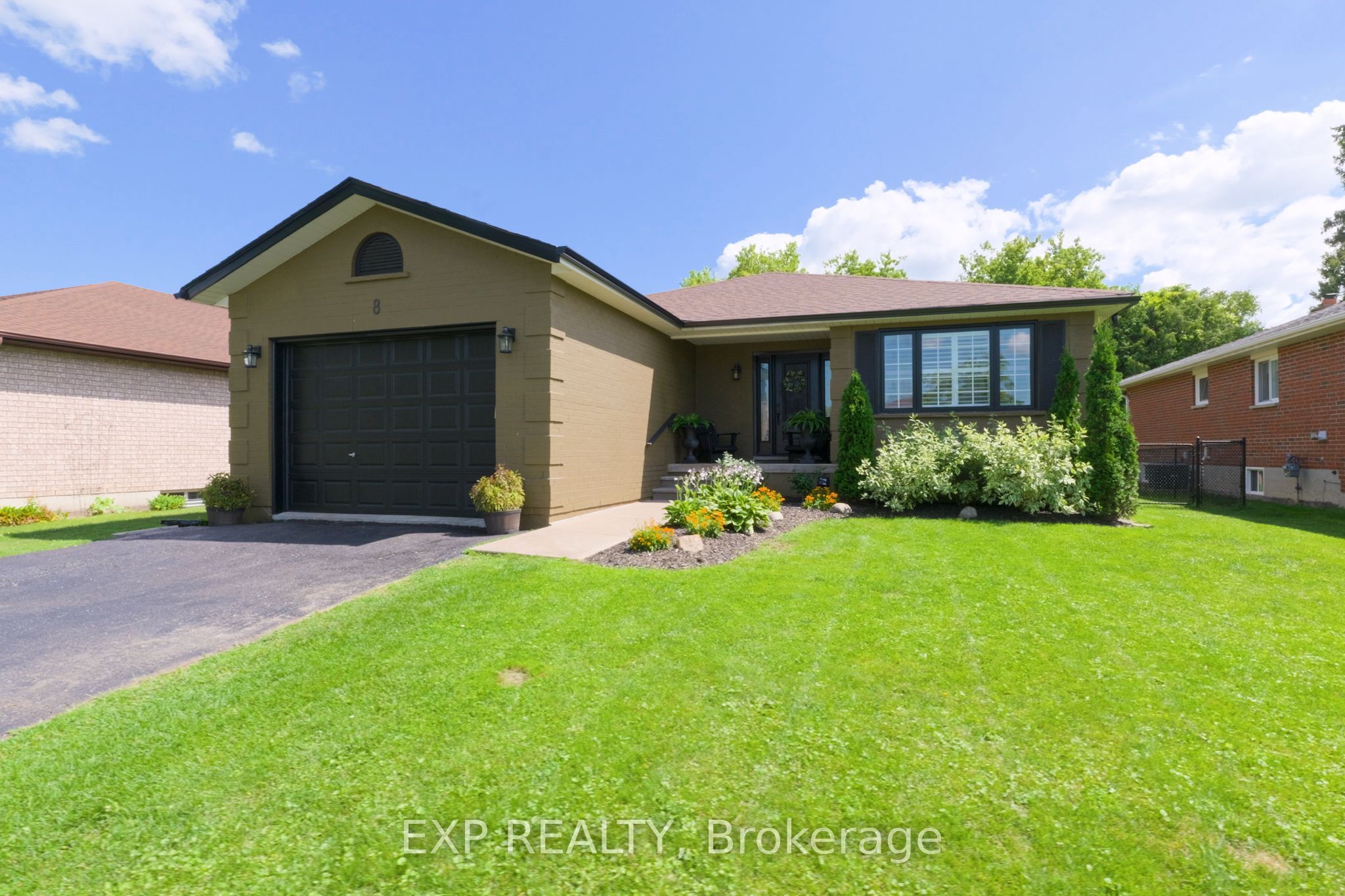 8 Low Boulevard, Uxbridge, ON L9P 1W7 photo 2