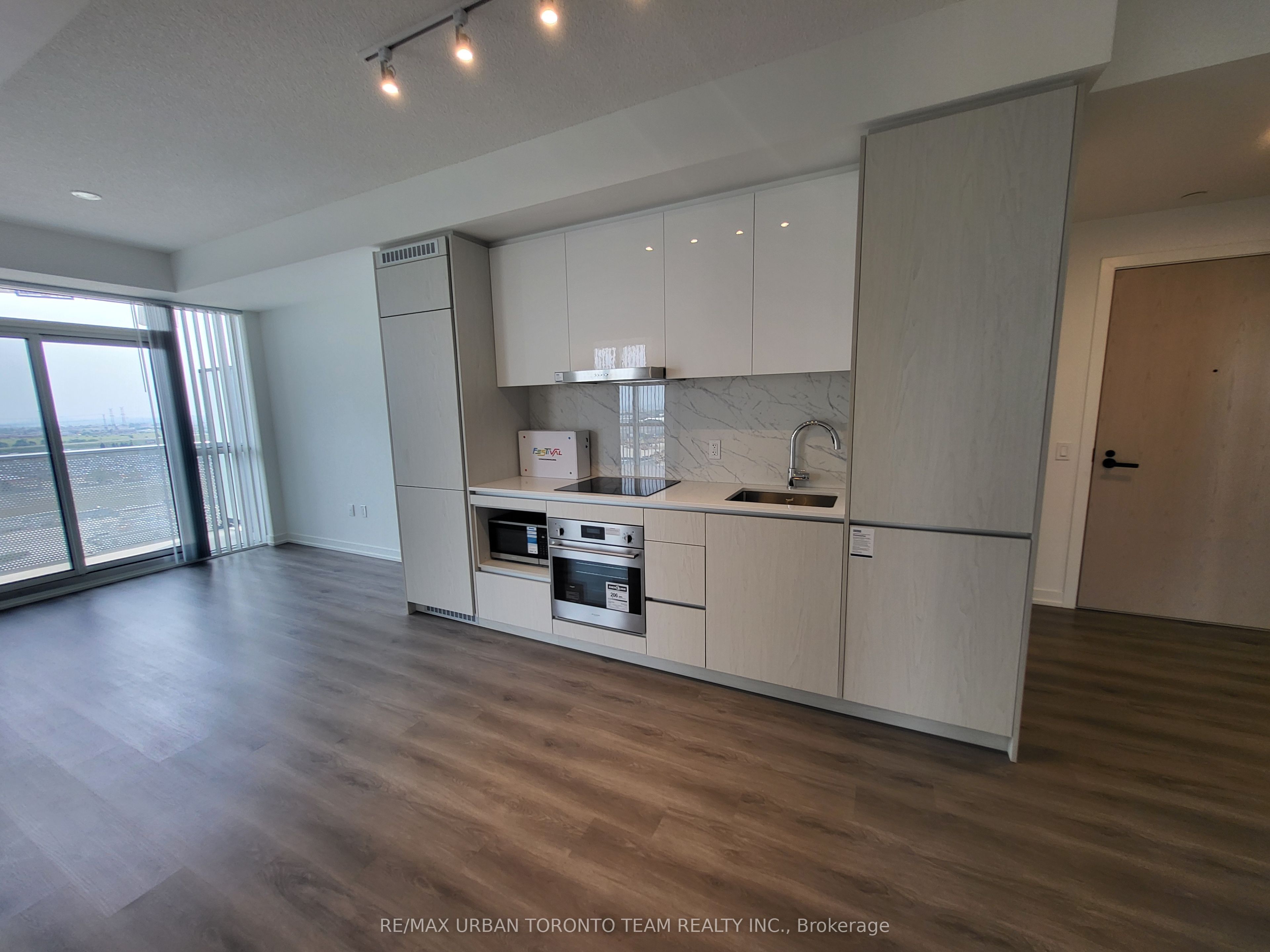 28 Interchange Way 1110, Vaughan, ON L4K 0P8 photo 3