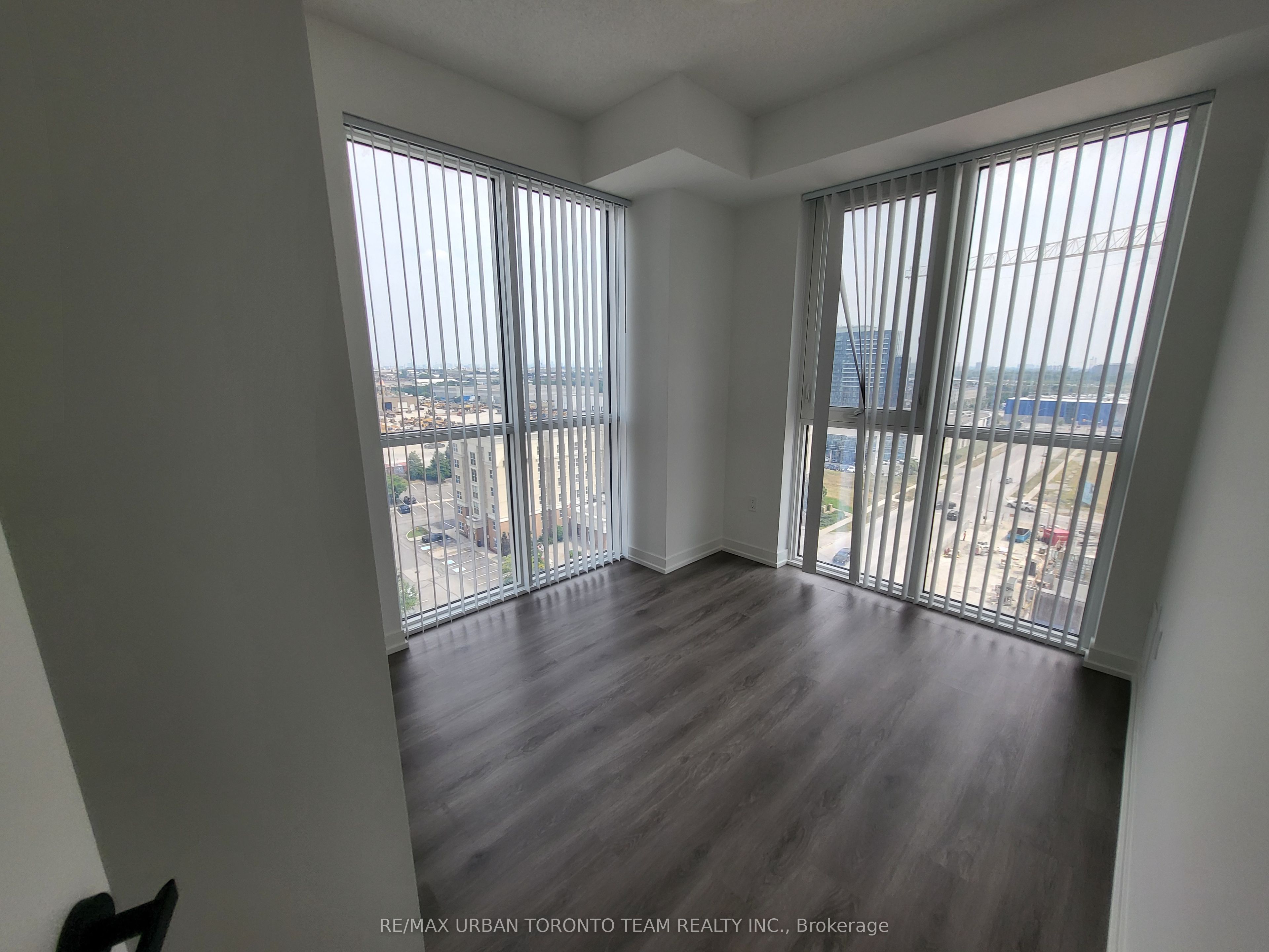28 Interchange Way 1110, Vaughan, ON L4K 0P8 photo 4
