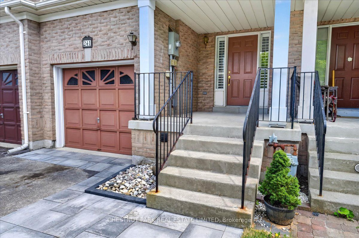 241 Banbrooke Crescent, Newmarket, ON L3X 2W5 photo 3