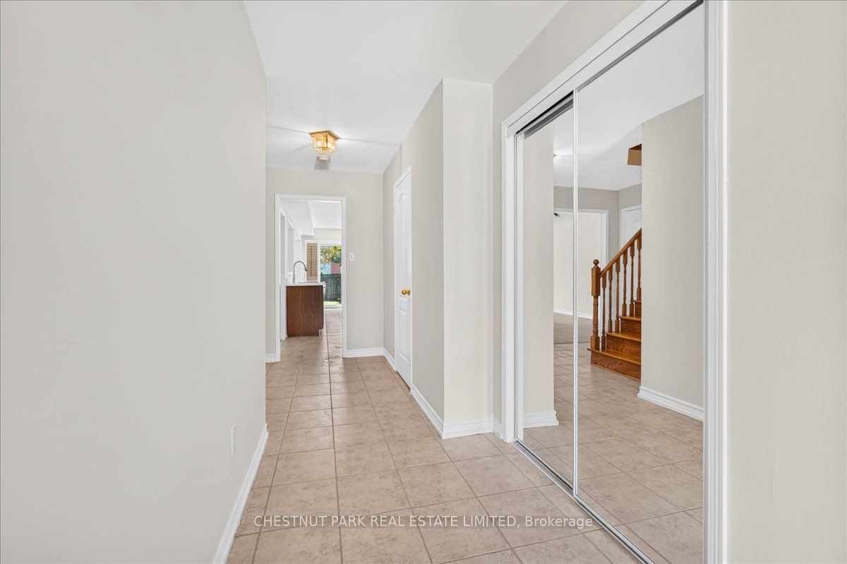 241 Banbrooke Crescent, Newmarket, ON L3X 2W5 photo 4