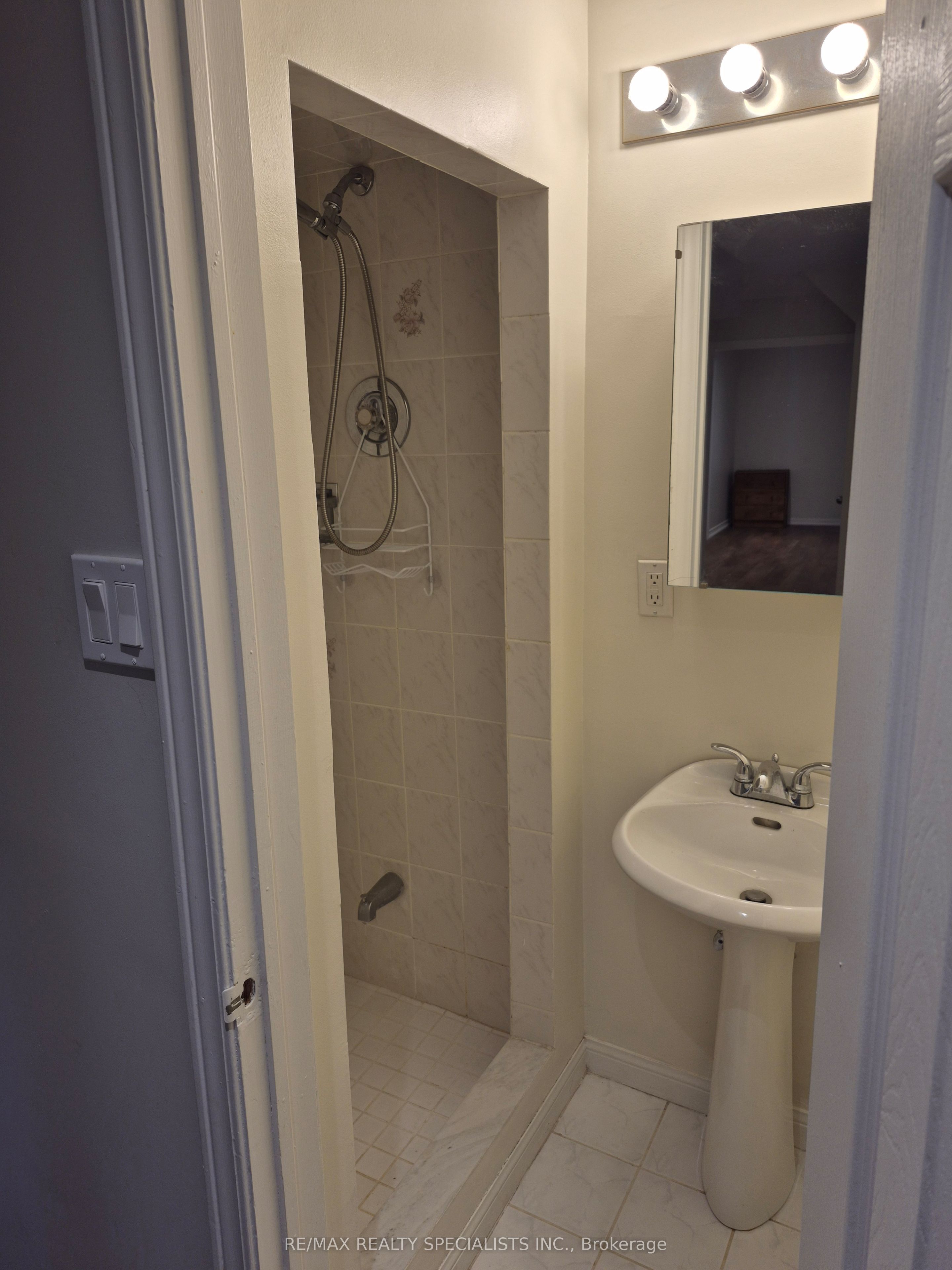 353 Brownridge Drive Lower, Vaughan, ON L4J 5X2 photo 4