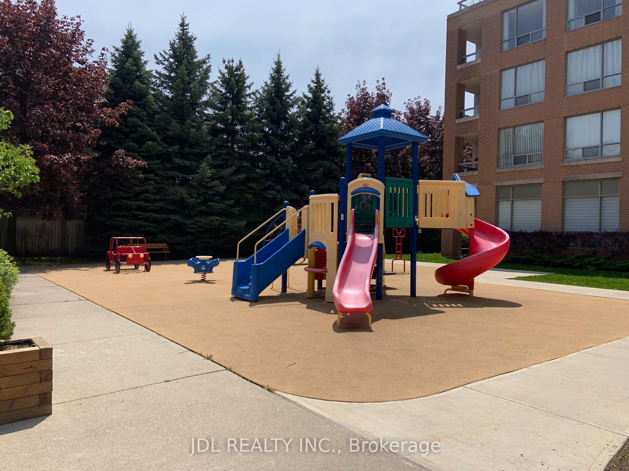 19 NORTHERN HEIGHTS Drive 403, Richmond Hill, ON L4B 4M4 photo 2