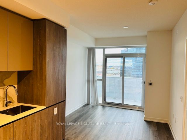 8 Interchange Way 705, Vaughan, ON L4K 0R2 photo 4