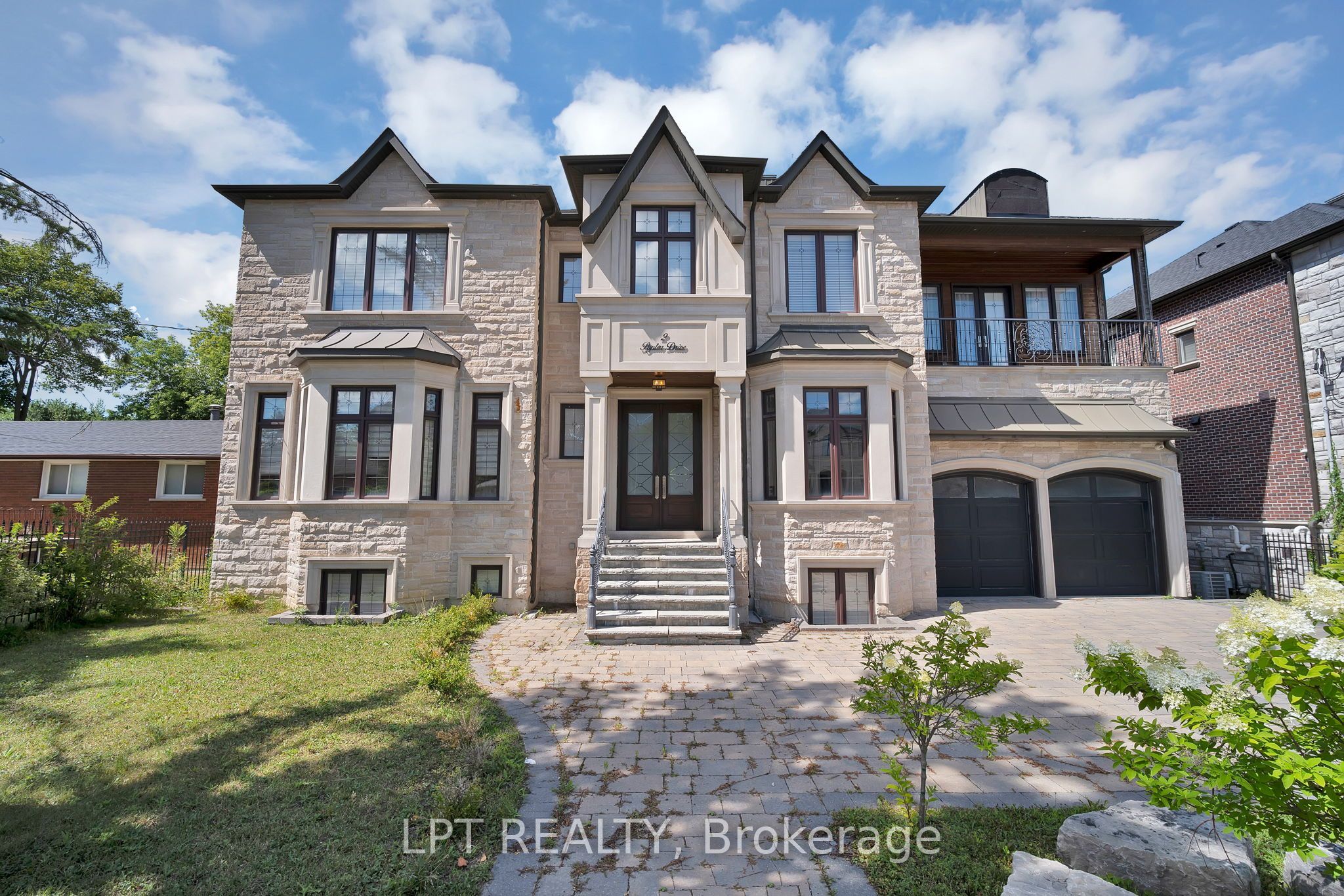 2 Poplar Drive, Richmond Hill, ON L4E 2W5