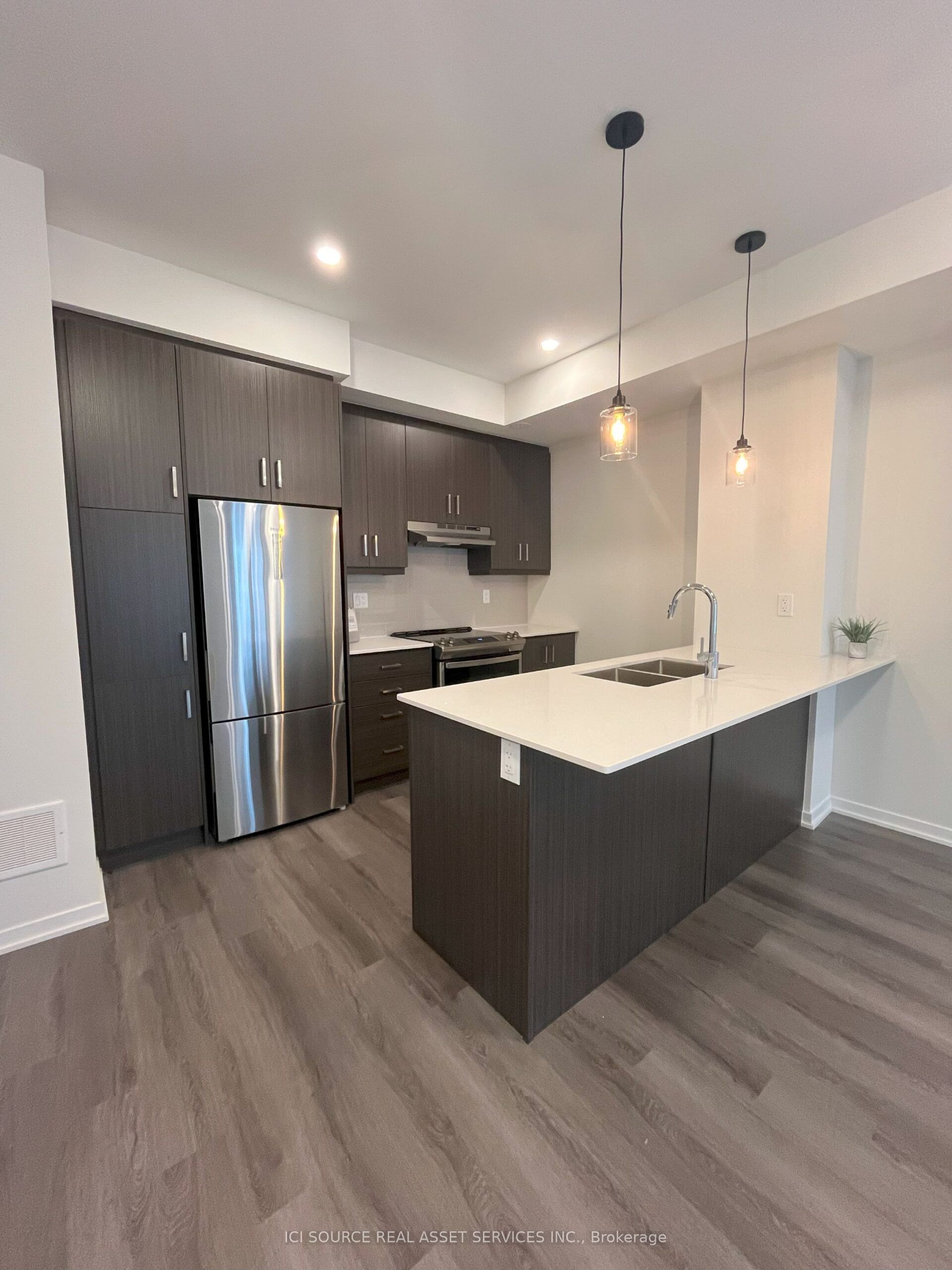 131 Honeycrisp Crescent 227, Vaughan, ON L4K 5Z8 photo 3