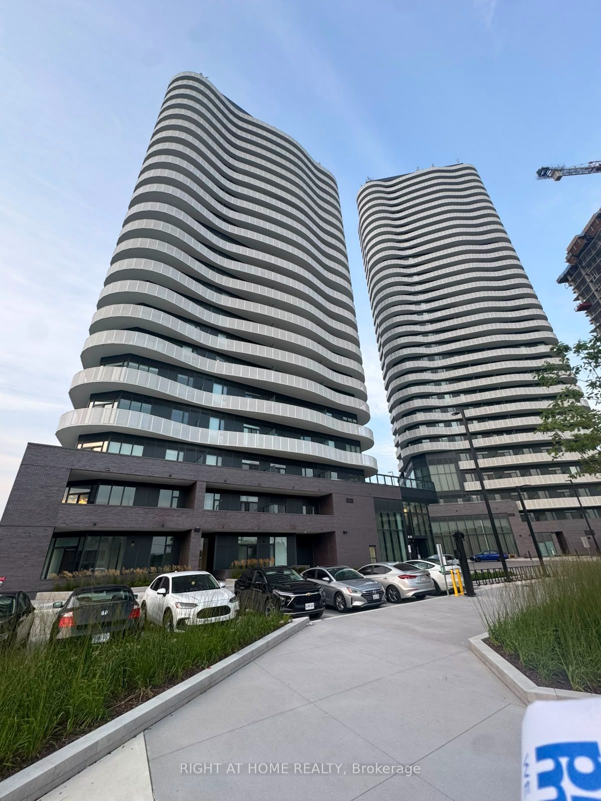 10 FLAVELLE Trail 1704, Vaughan, ON L4L 1V8