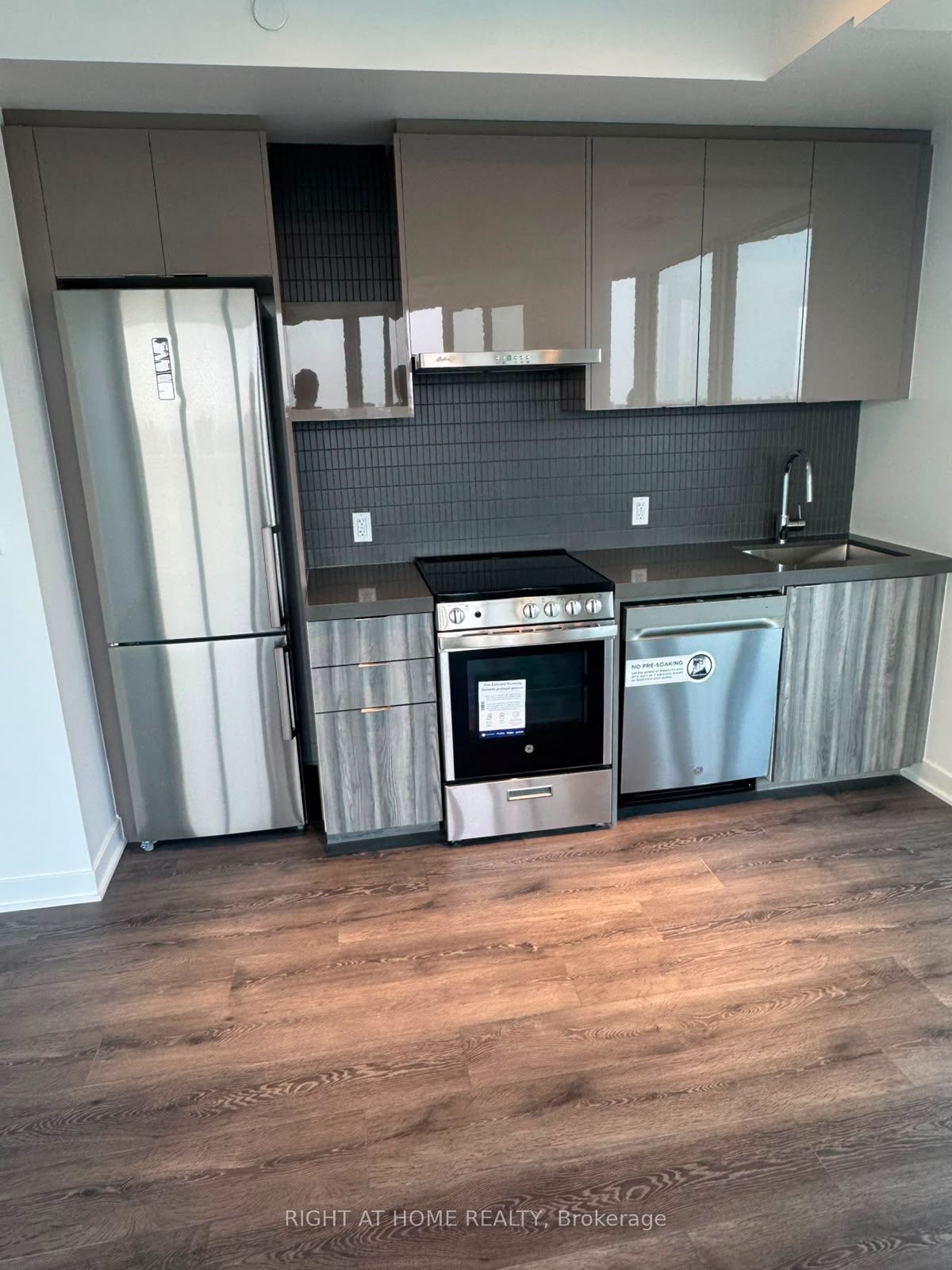 10 FLAVELLE Trail 1704, Vaughan, ON L4L 1V8 photo 5