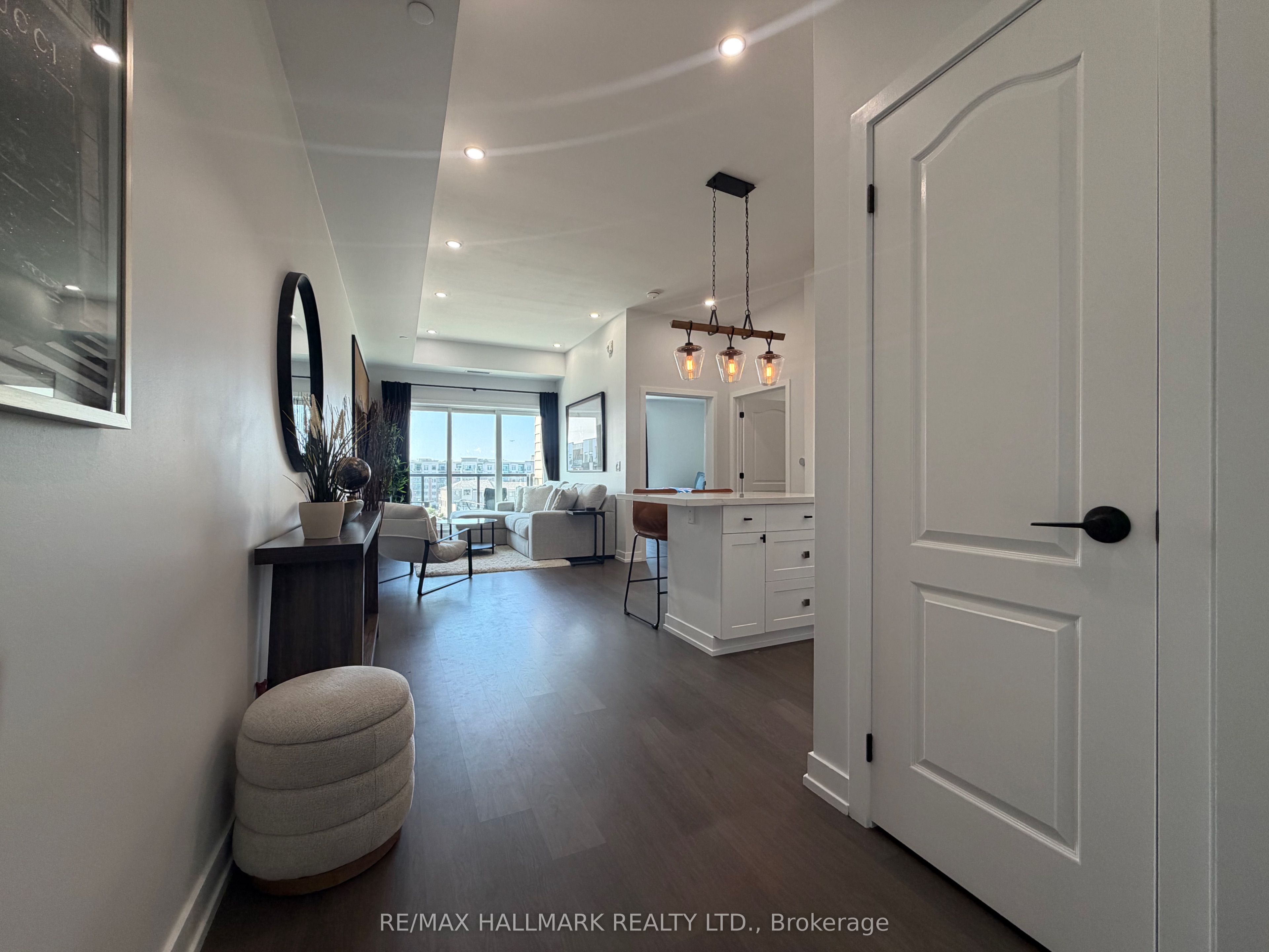 555 William Graham Drive 404, Aurora, ON L4G 3H9 photo 2