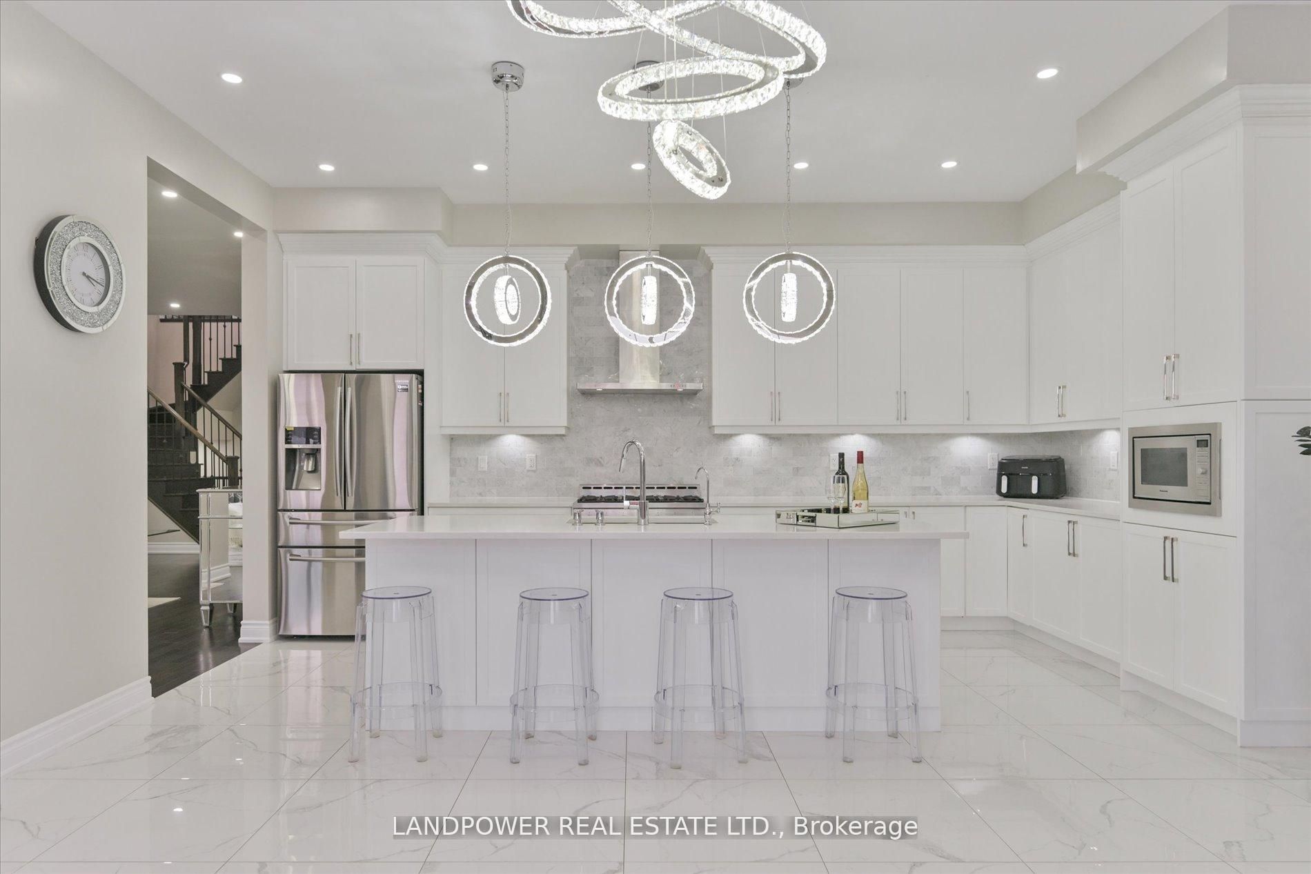 20 Tesla Crescent, East Gwillimbury, ON L9N 0T3 photo 2