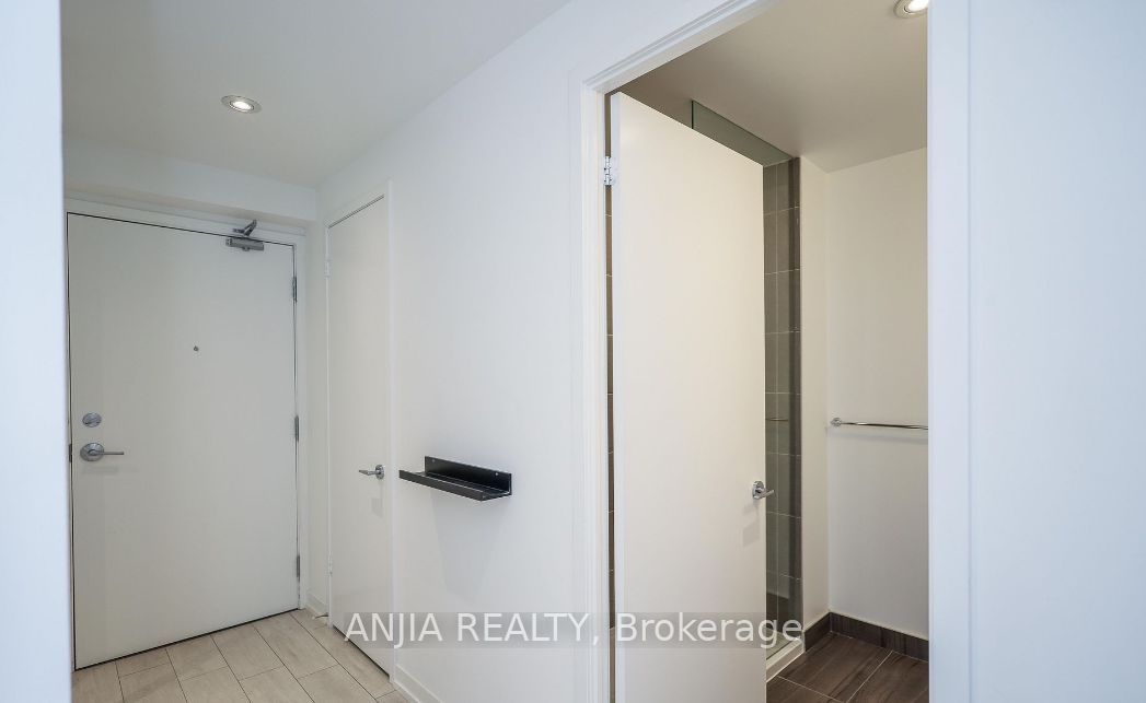 898 Portage Parkway 2206, Vaughan, ON L4K 0J6 photo 5