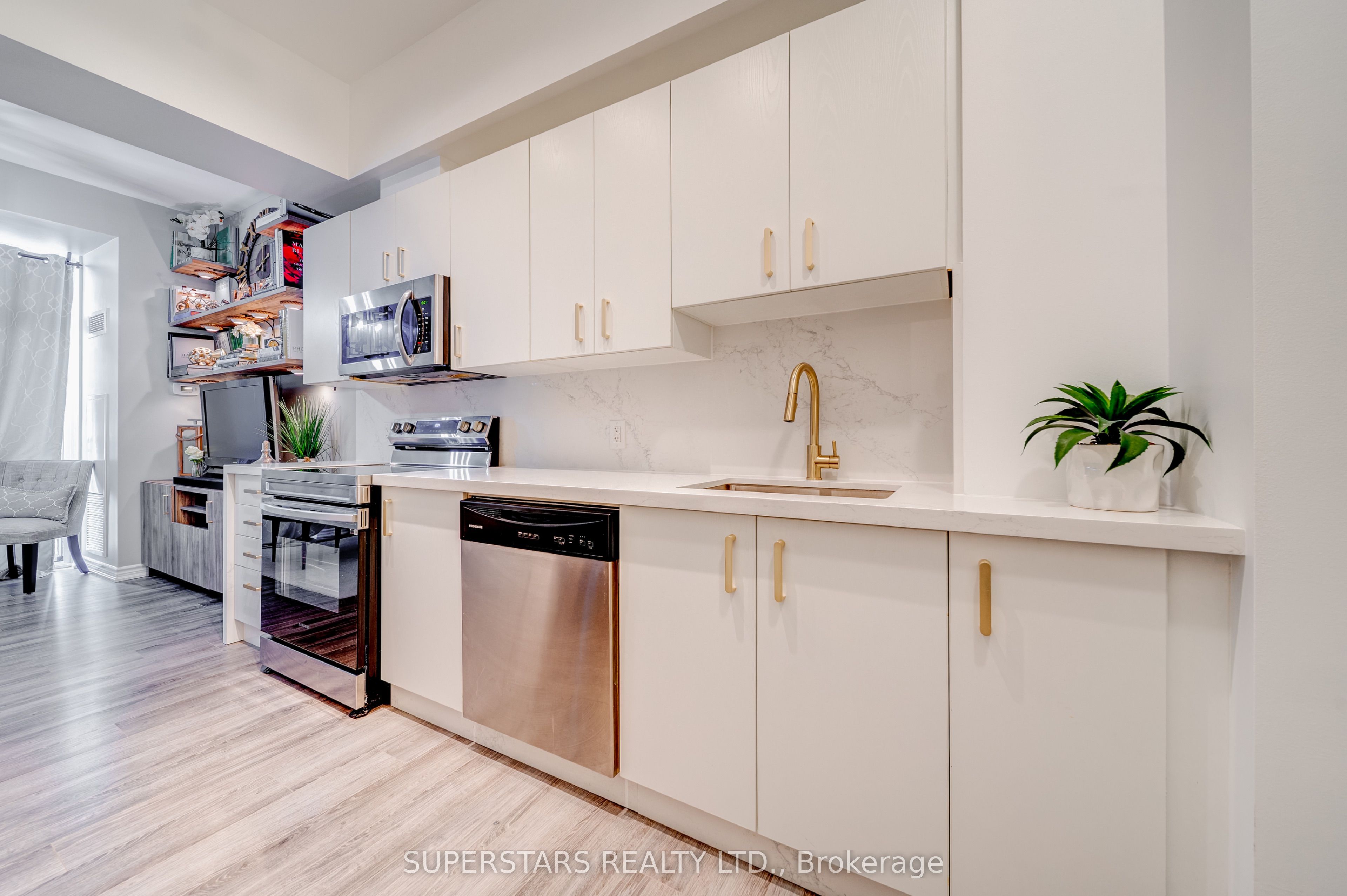 11611 Yonge Street 525, Richmond Hill, ON L4E 1G2 photo 3