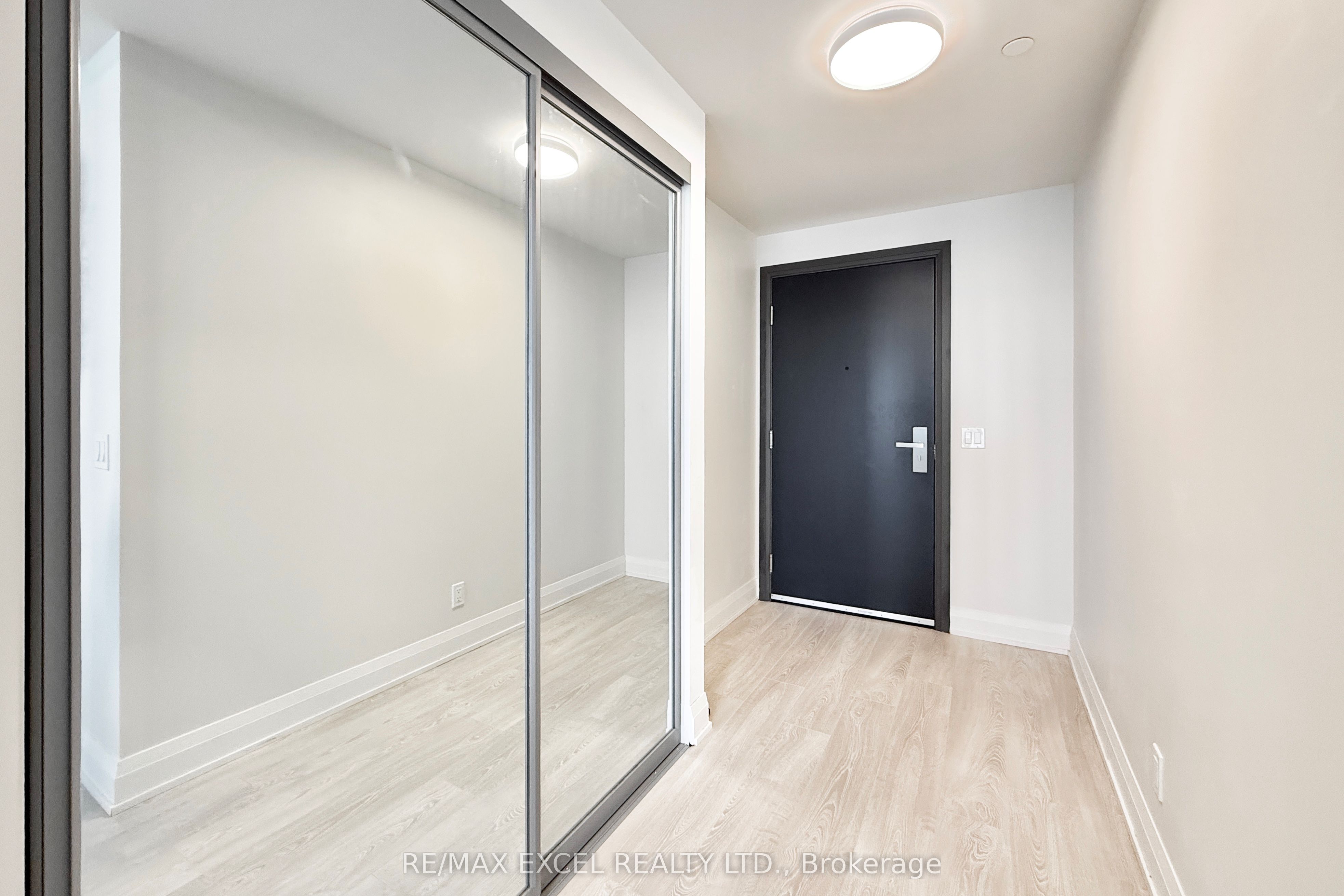 18 Water Walk Drive 1801, Markham, ON L3R 6L5 photo 5