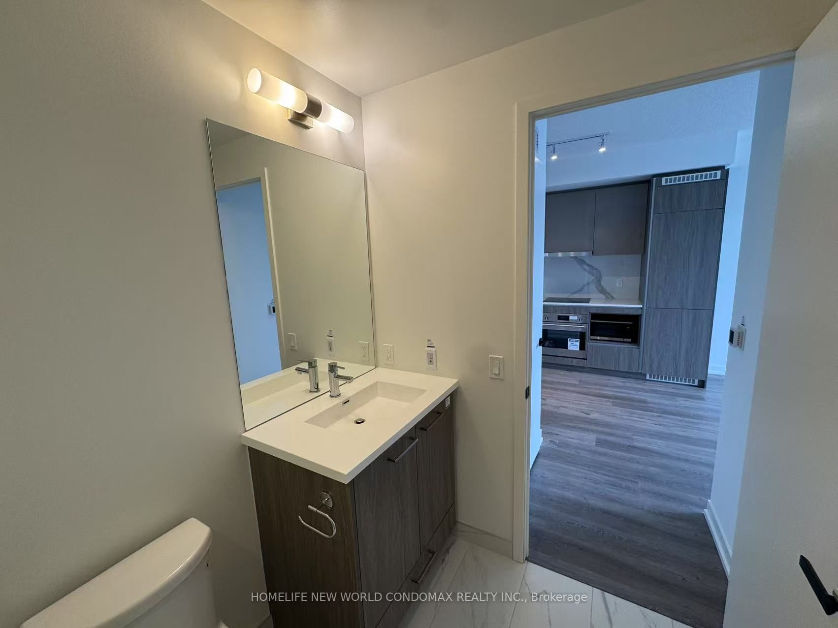 28 Interchange Way 1807, Vaughan, ON L4K 0R2 photo 4