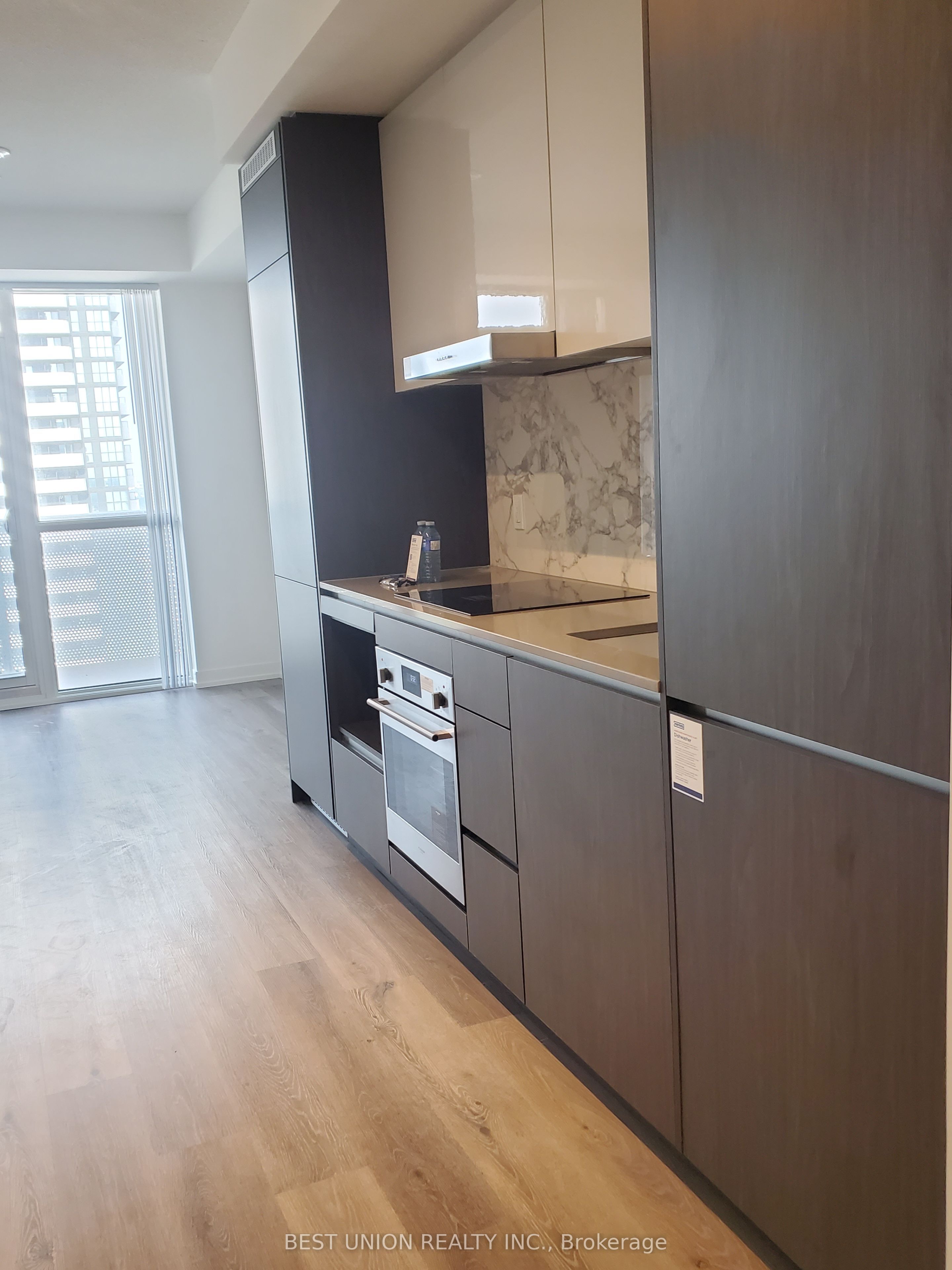 28 Interchange Way 2801, Vaughan, ON L4K 0P8 photo 4