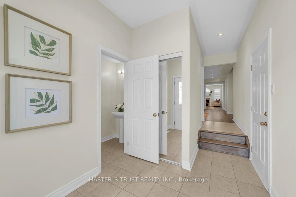 114 Herefordshire Crescent, East Gwillimbury, ON L9N 0B4 photo 3