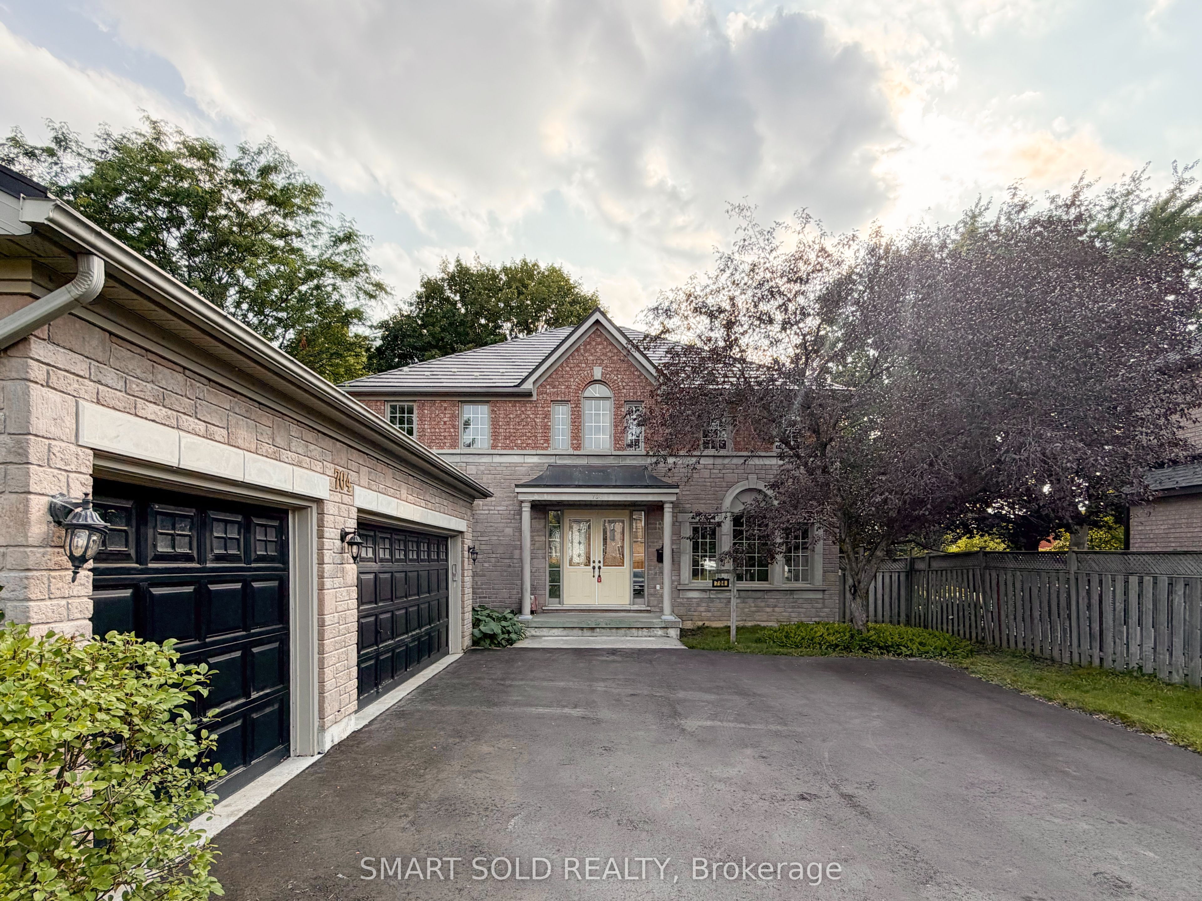 704 Foxcroft Boulevard, Newmarket, ON L3X 1N2 photo 2