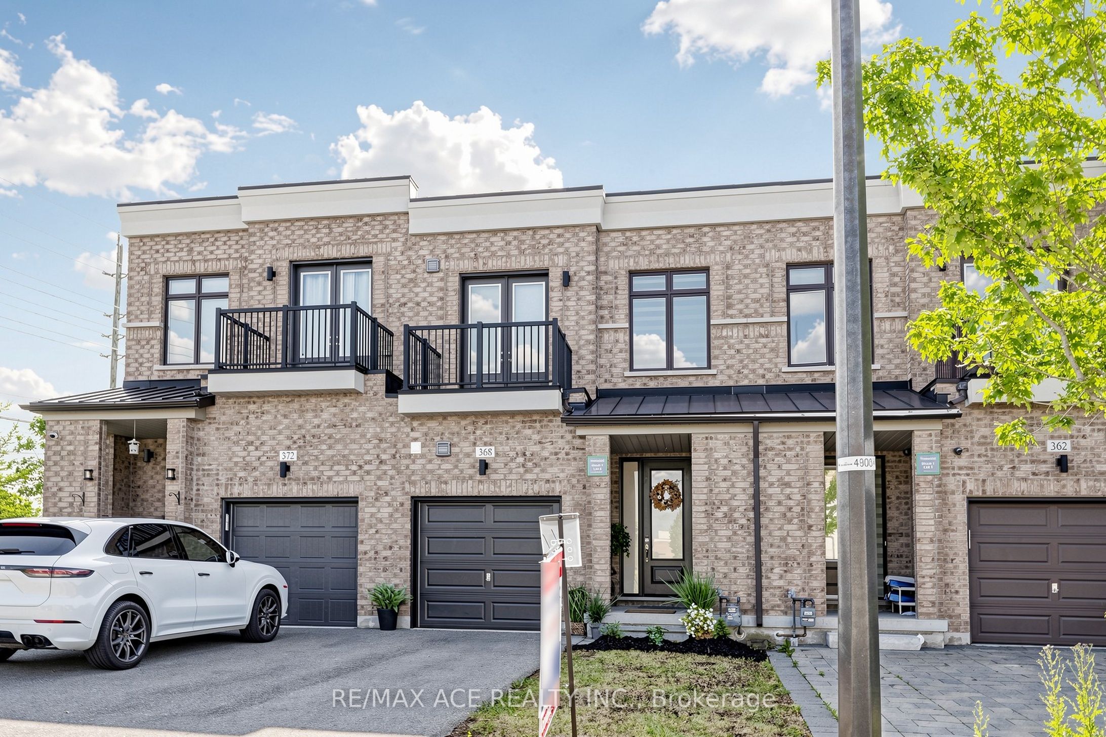 368 Elyse Court, Aurora, ON L4G 2C9 photo 2