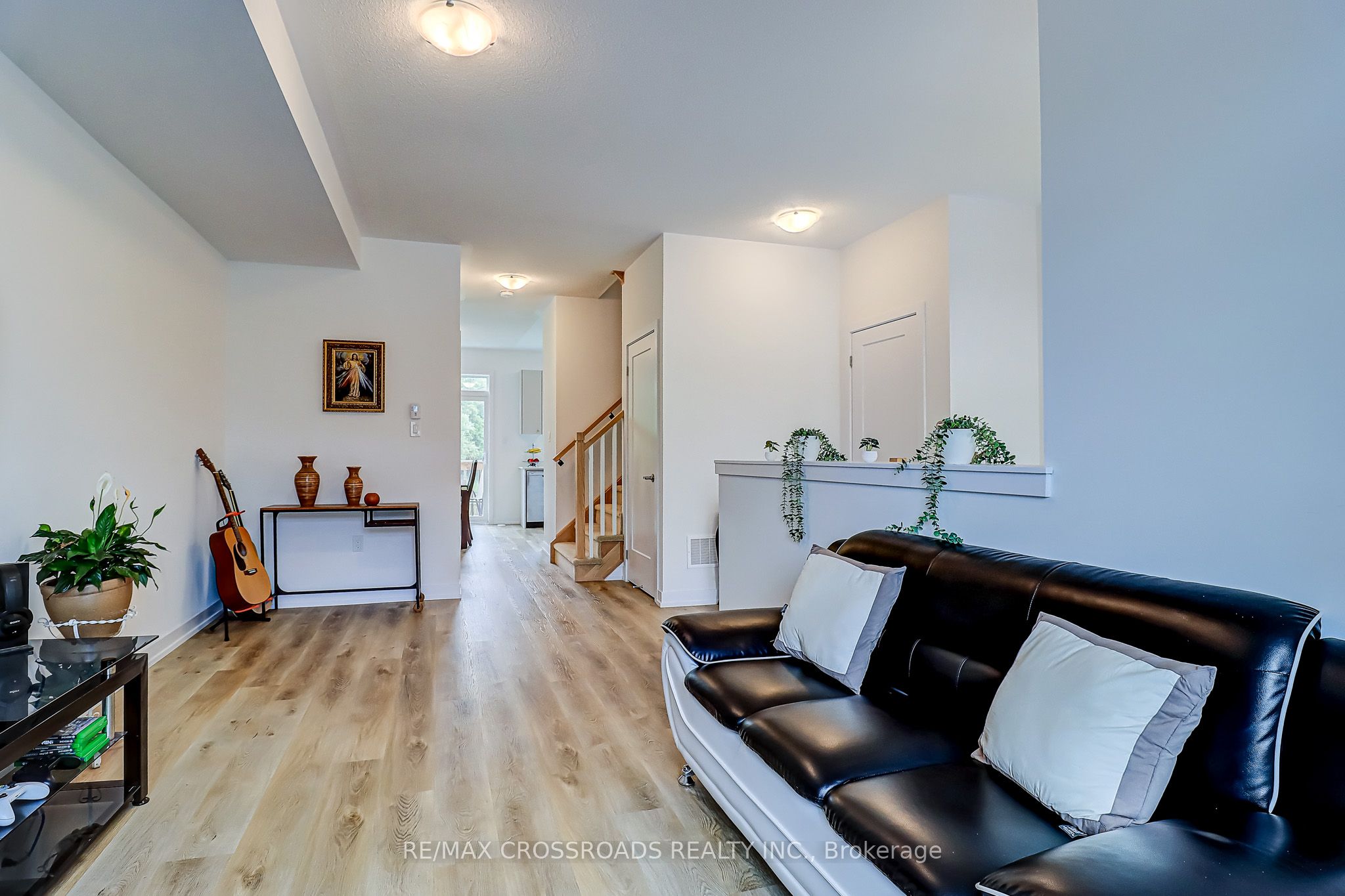 64 Lyall Stokes Circle, East Gwillimbury, ON L0G 1M0 photo 2