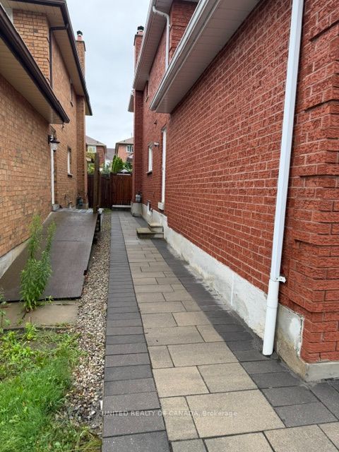 8 Hearthstone Crescent Basement, Richmond Hill, ON L4B 3E2 photo 3