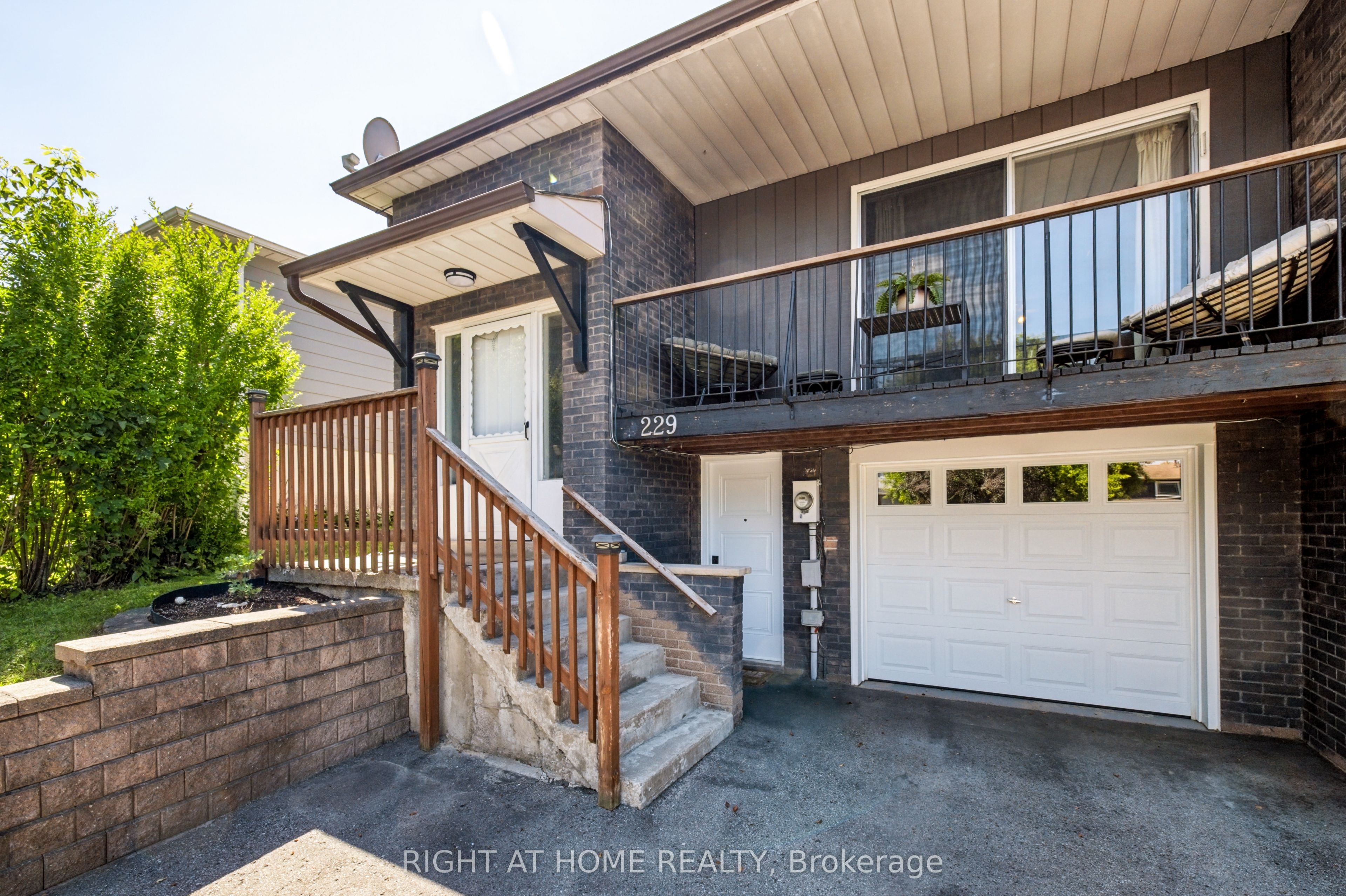 229 Britannia Avenue, Bradford West Gwillimbury, ON L3Z 1A4 photo 2