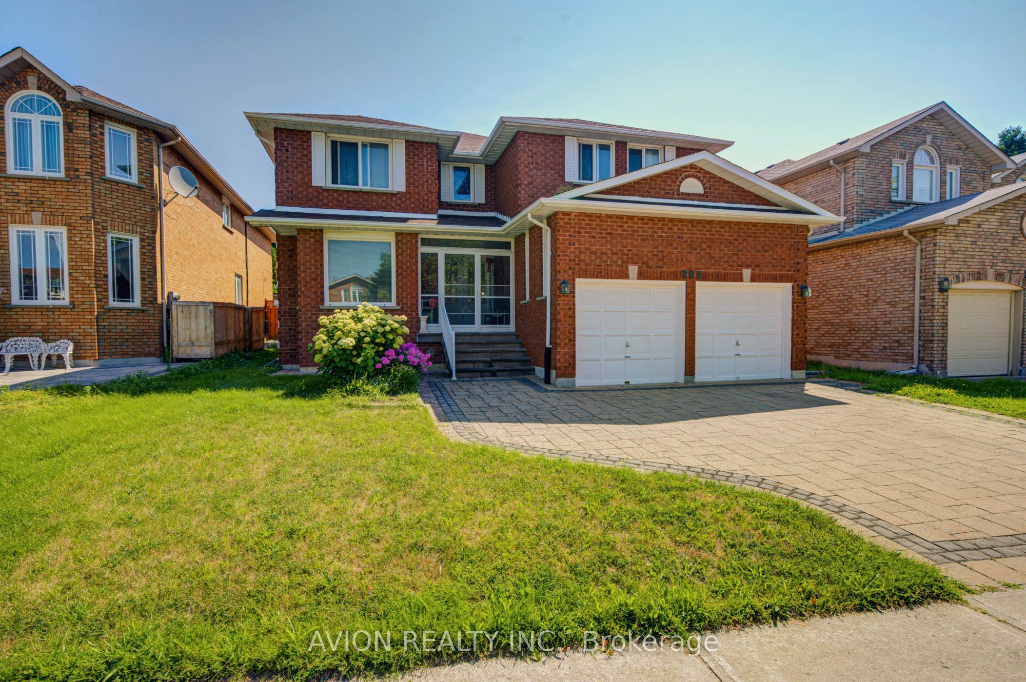 203 Valleymede Drive, Richmond Hill, ON L4B 3S4 photo 2