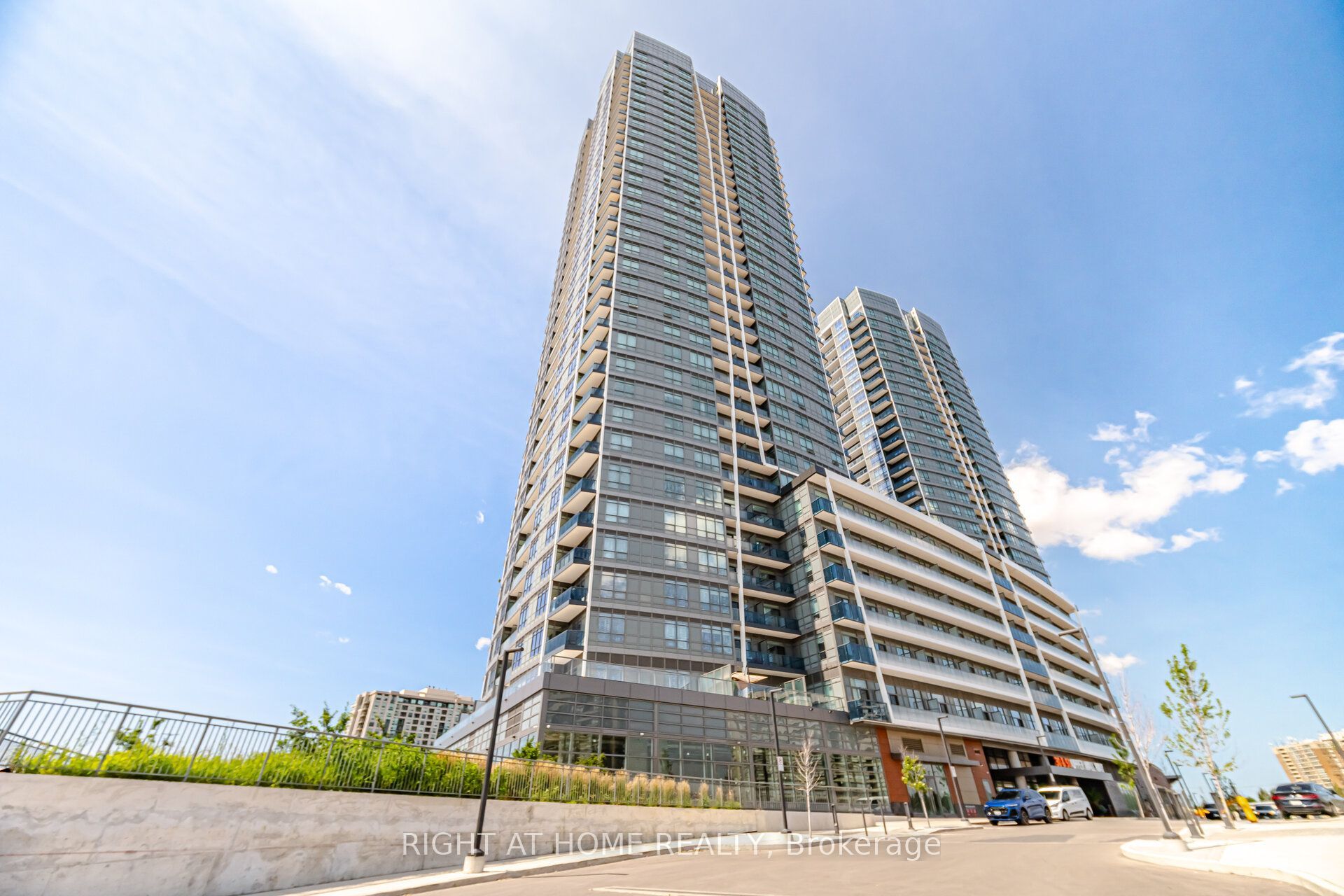 30 Upper Mall Way 2002, Vaughan, ON L4J 0L7 photo 3