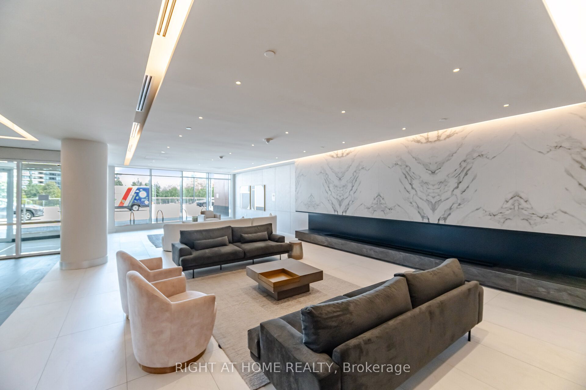 30 Upper Mall Way 2002, Vaughan, ON L4J 0L7 photo 4