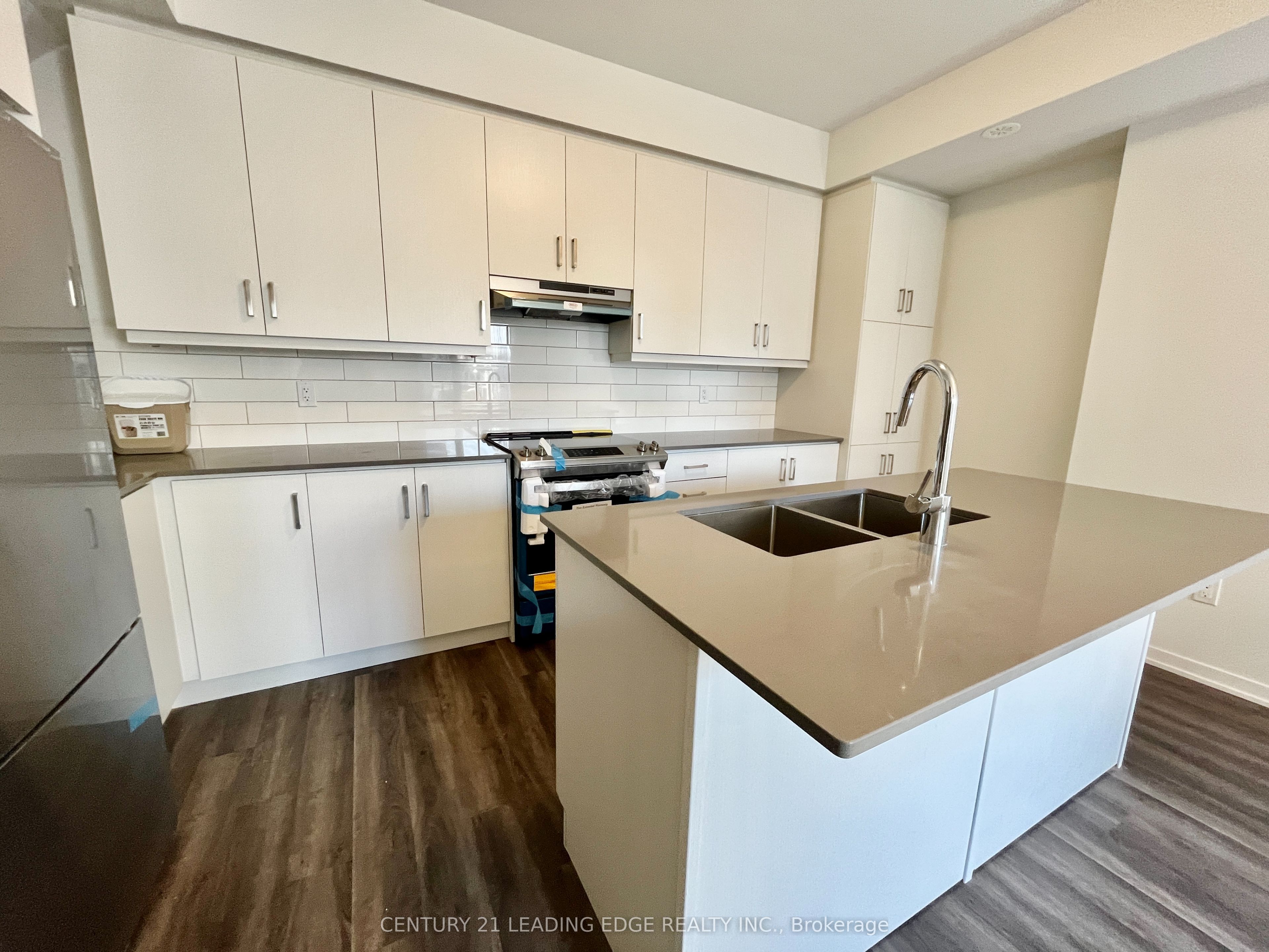 11 Almond Blossom Mews 137, Vaughan, ON L4K 5Z8 photo 3