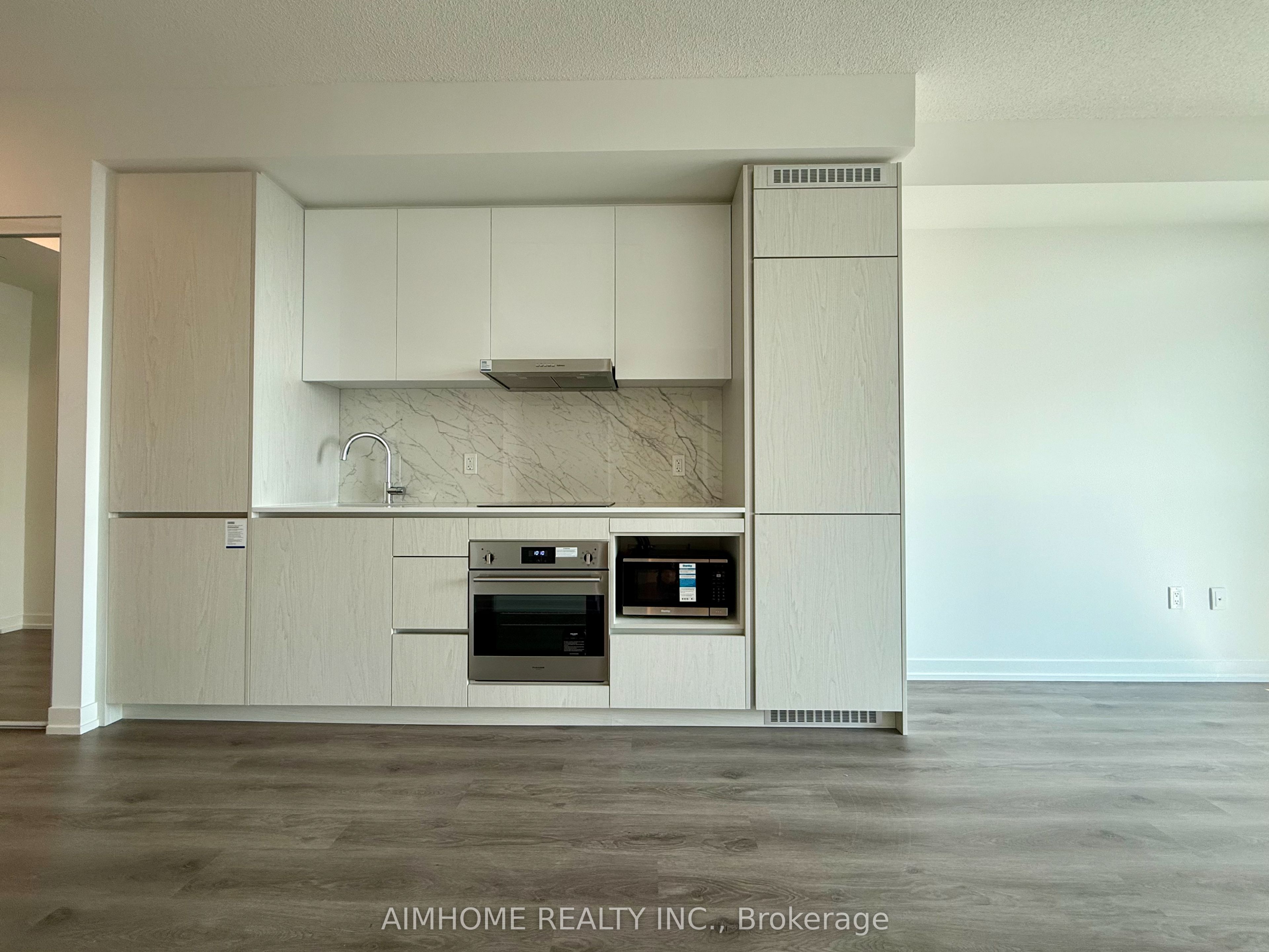 28 Interchange Way 3207, Vaughan, ON L4K 0P8 photo 3