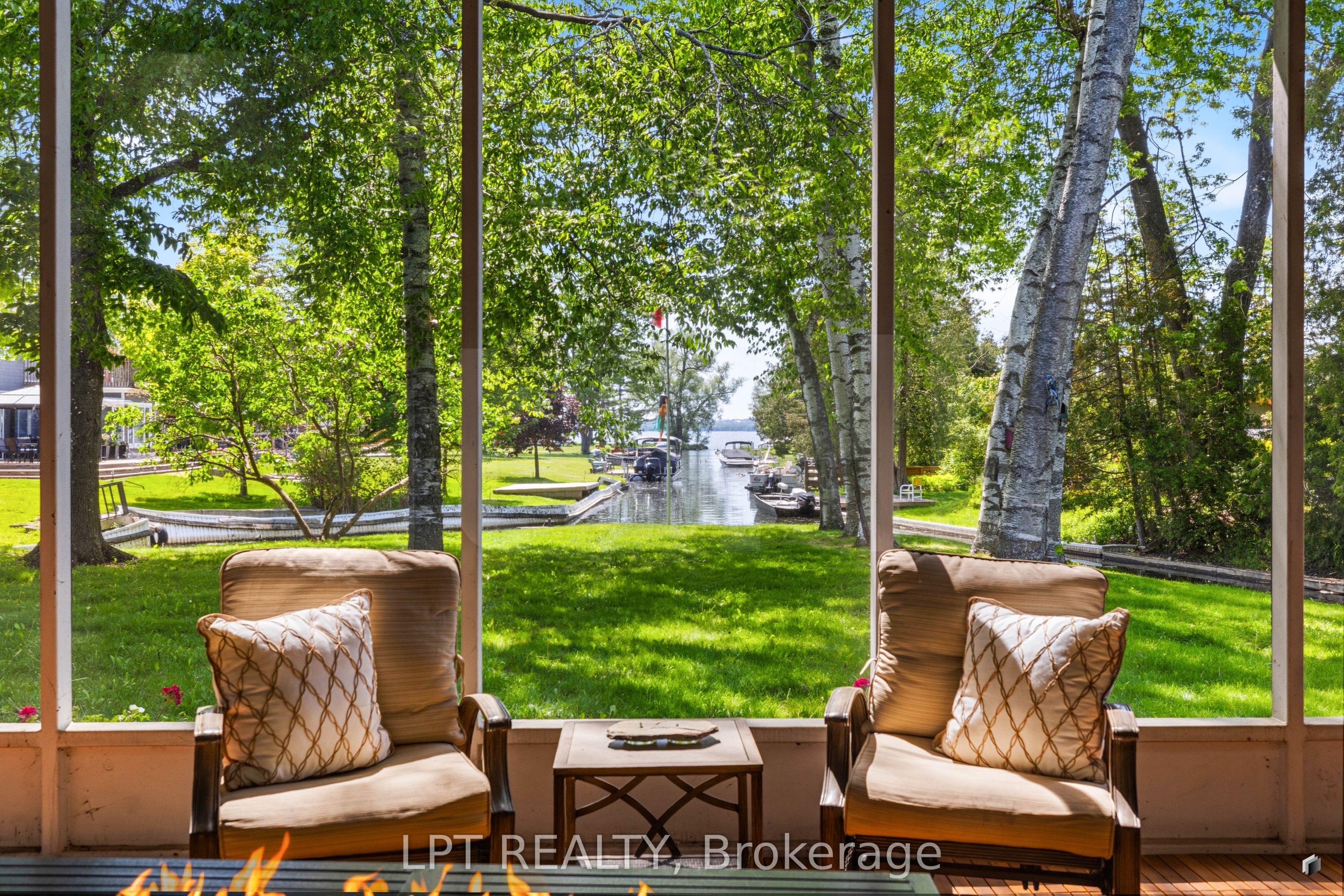 204 The Queensway S, Georgina, ON L4P 2A6