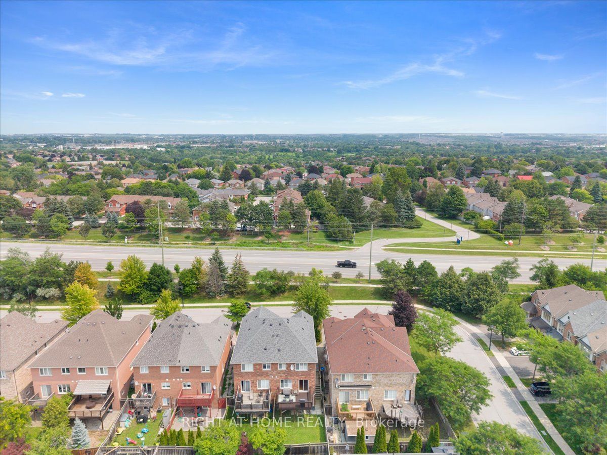 171 Burgess Crescent, Newmarket, ON L3X 2T9 photo 2