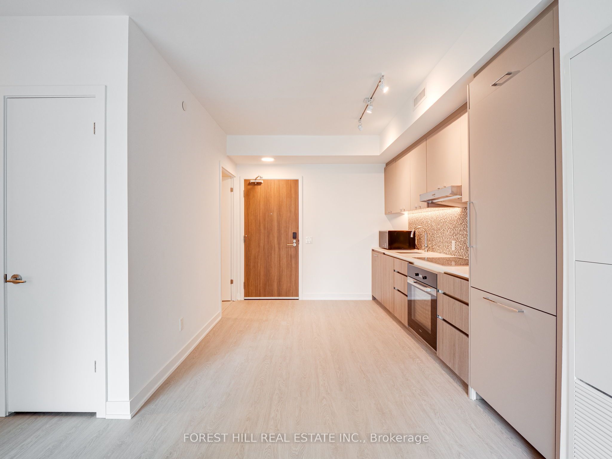 8188 Yonge Street 202, Vaughan, ON L4J 0M2 photo 3
