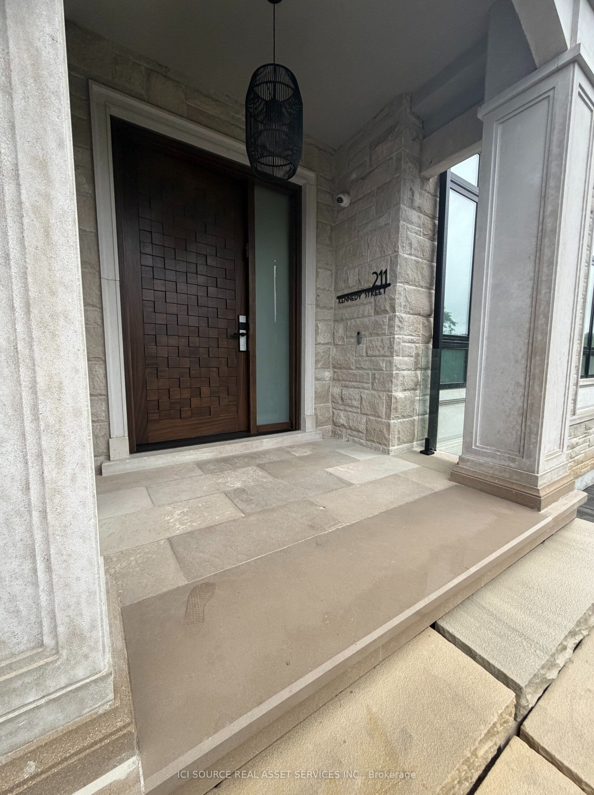 211 Kennedy Street W, Aurora, ON L4G 2L9 photo 3