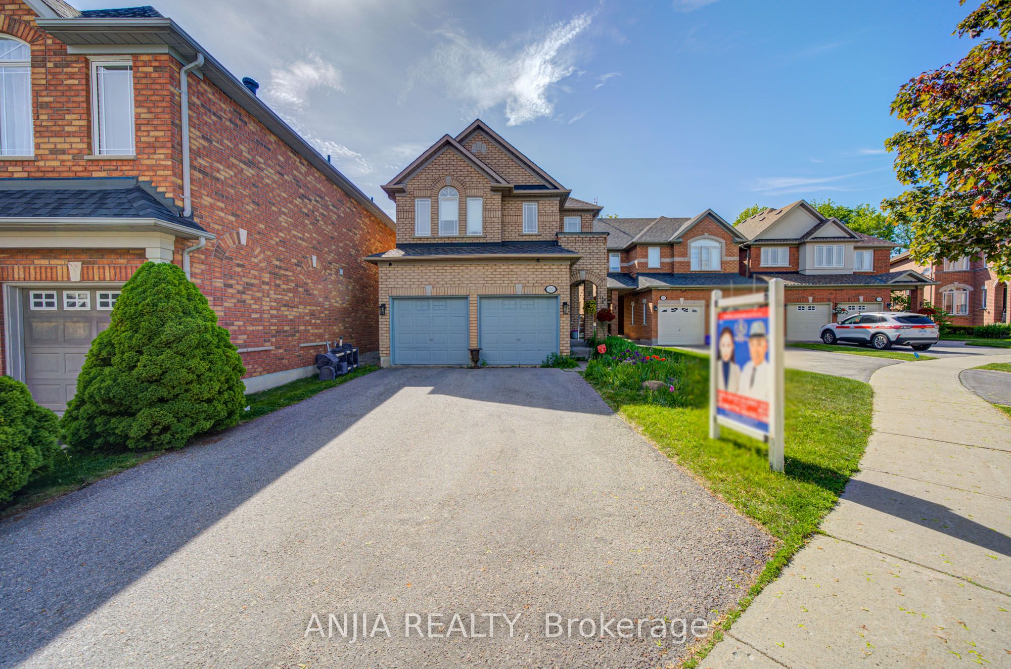 132 Estate Garden Drive, Richmond Hill, ON L4E 3X8 photo 2