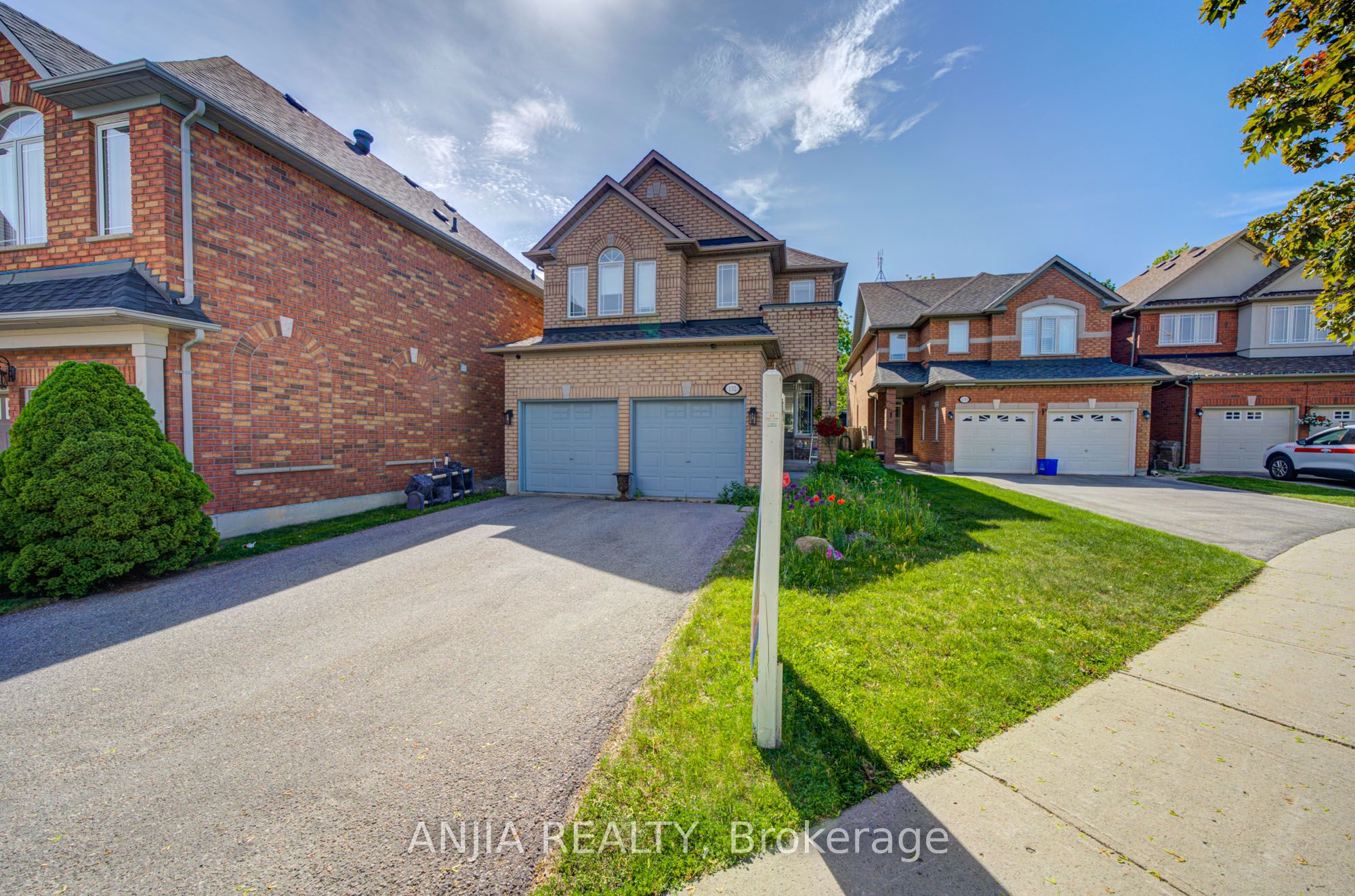 132 Estate Garden Drive, Richmond Hill, ON L4E 3X8 photo 3