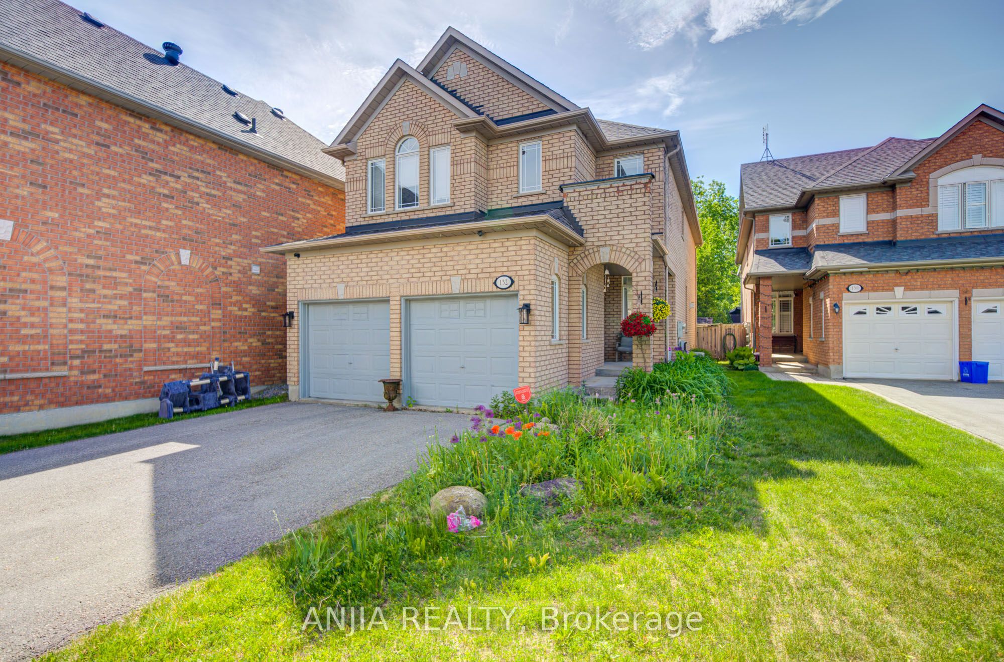 132 Estate Garden Drive, Richmond Hill, ON L4E 3X8 photo 4