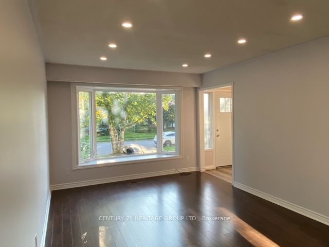 779 Greenfield Crescent Main, Newmarket, ON L3Y 3B2 photo 2