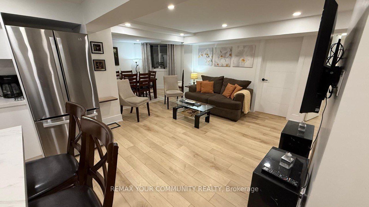 204 Mccaffrey Road, Newmarket, ON L3X 1J9